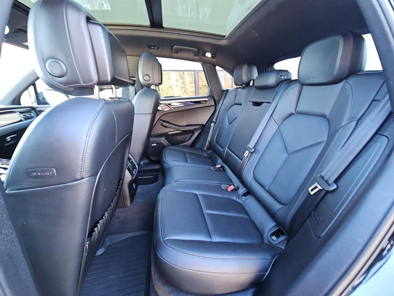 2022 Porsche Macan Base AWD