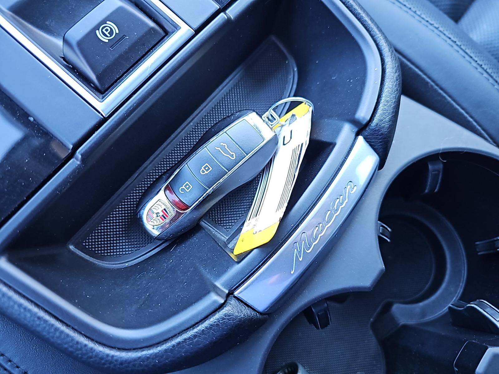 2022 Porsche Macan Base AWD