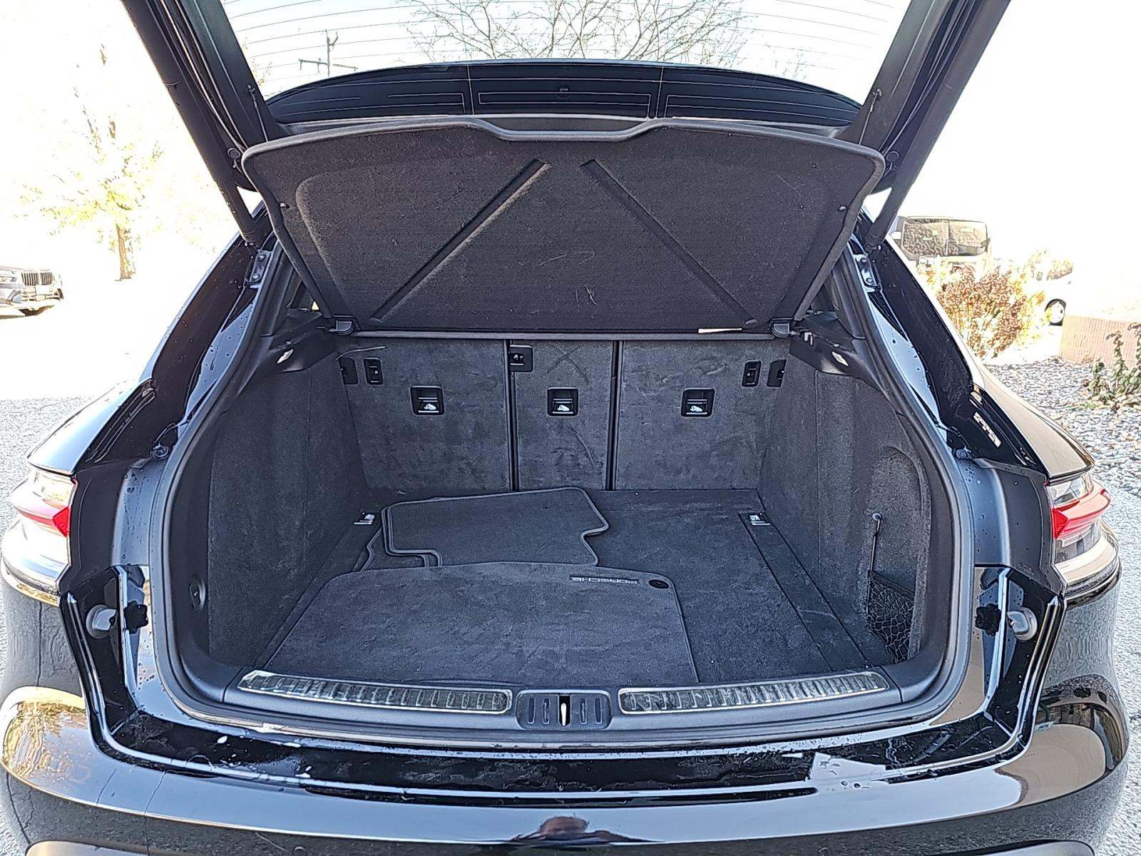 2022 Porsche Macan Base AWD