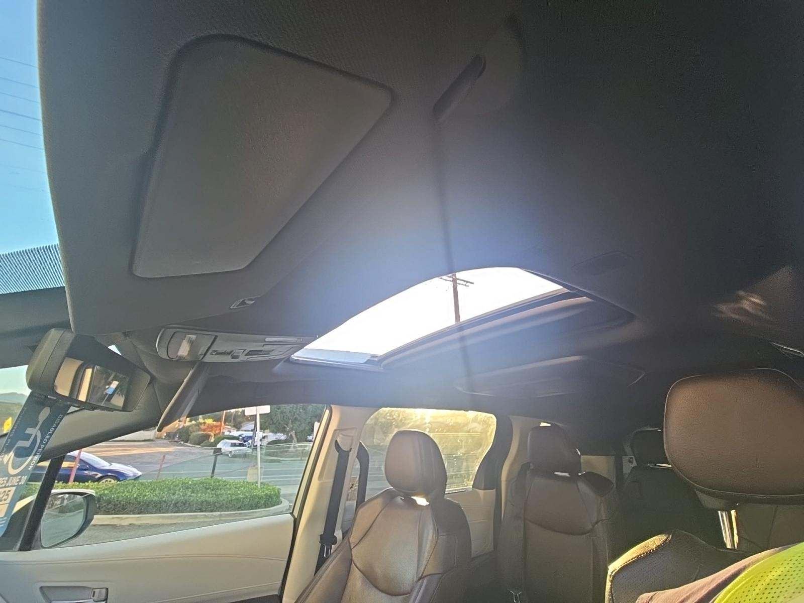 2022 Toyota Sienna Platinum FWD