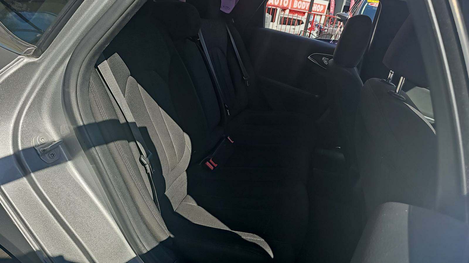 2015 Chrysler 200 LX FWD