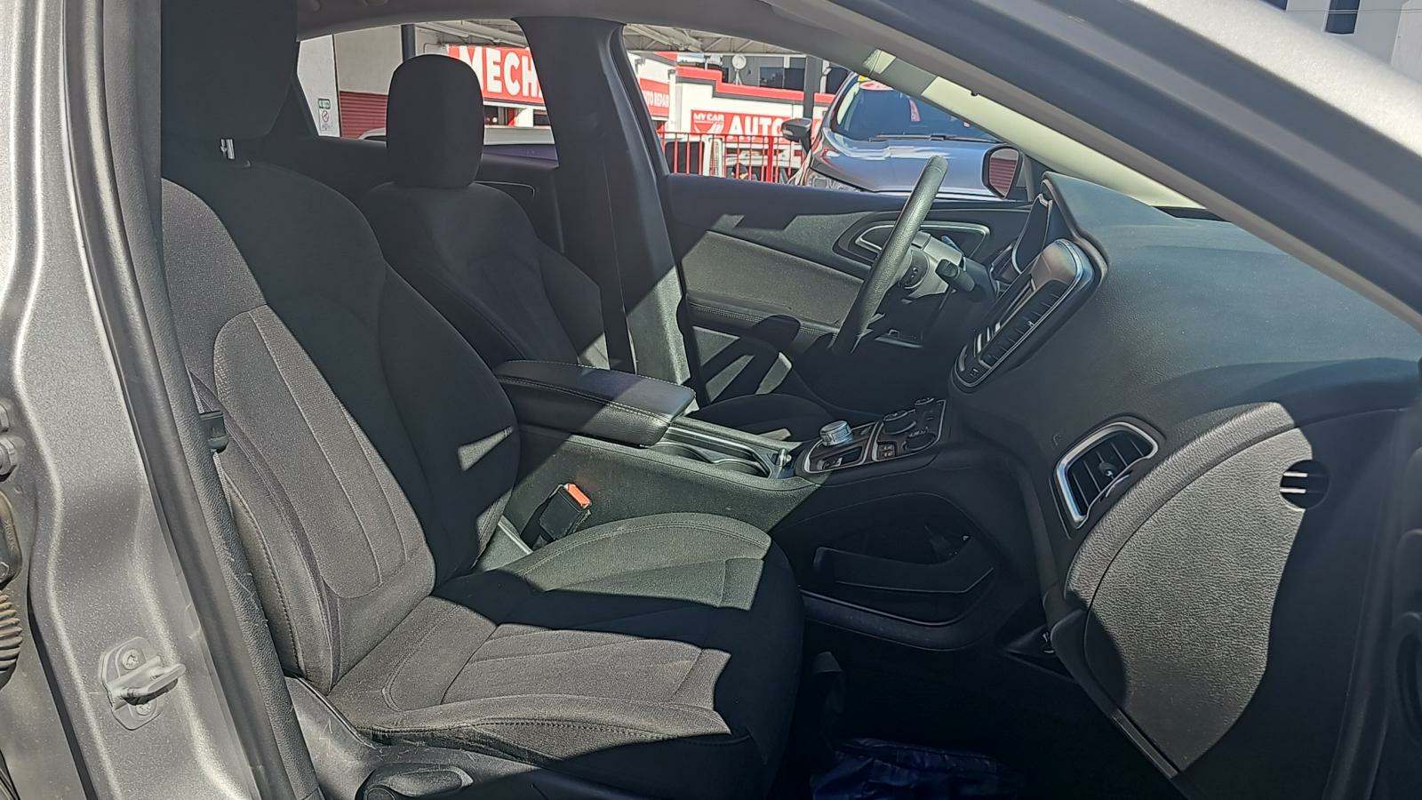 2015 Chrysler 200 LX FWD