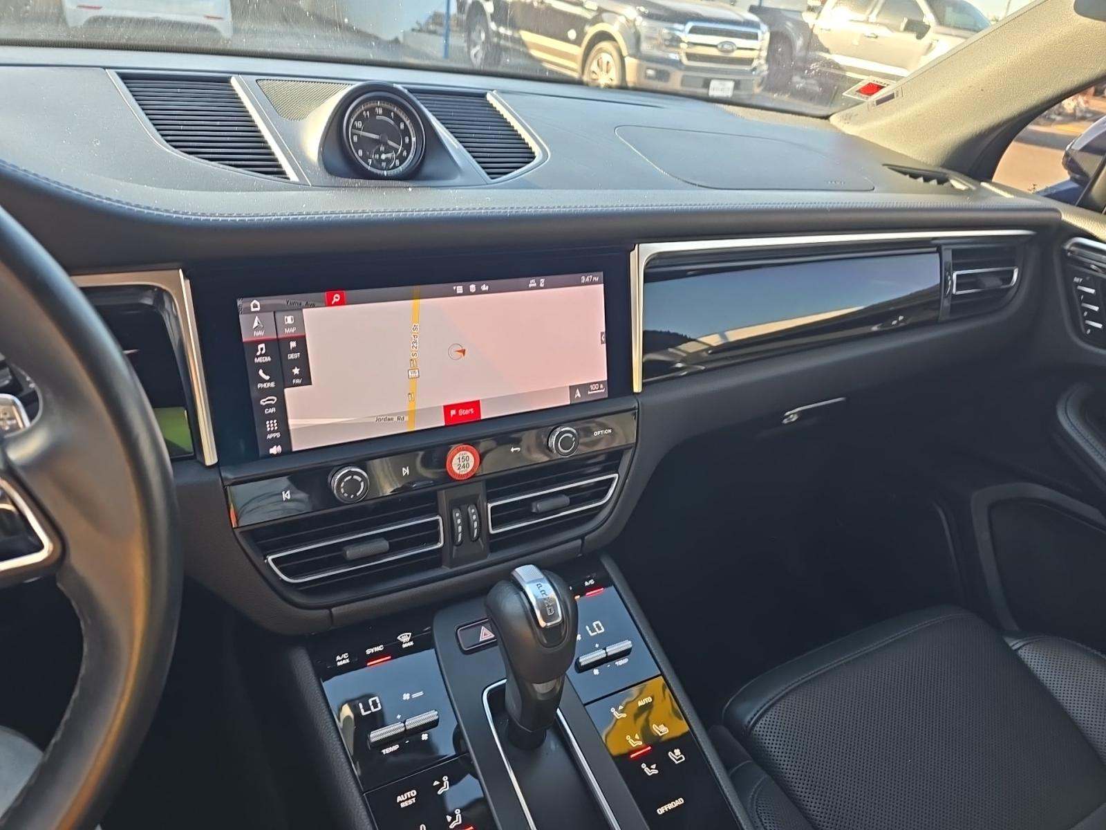 2022 Porsche Macan Base AWD