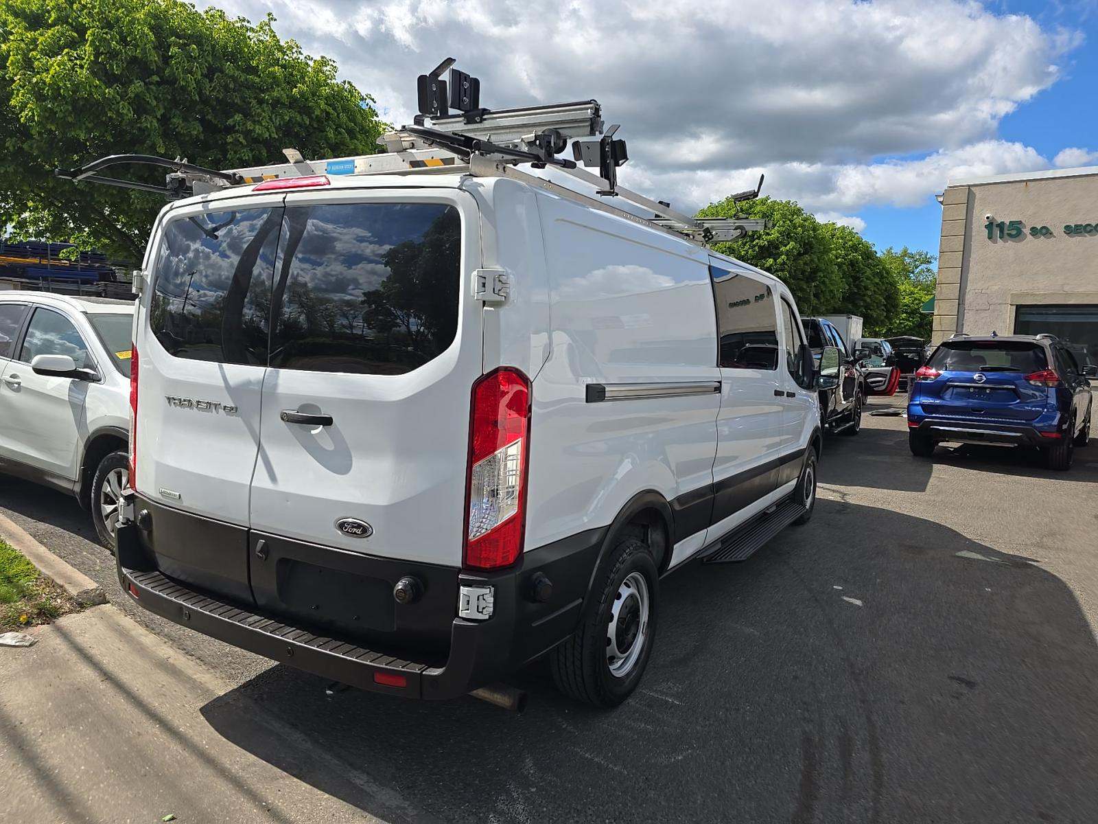 FORD TRANSIT 150 - 3