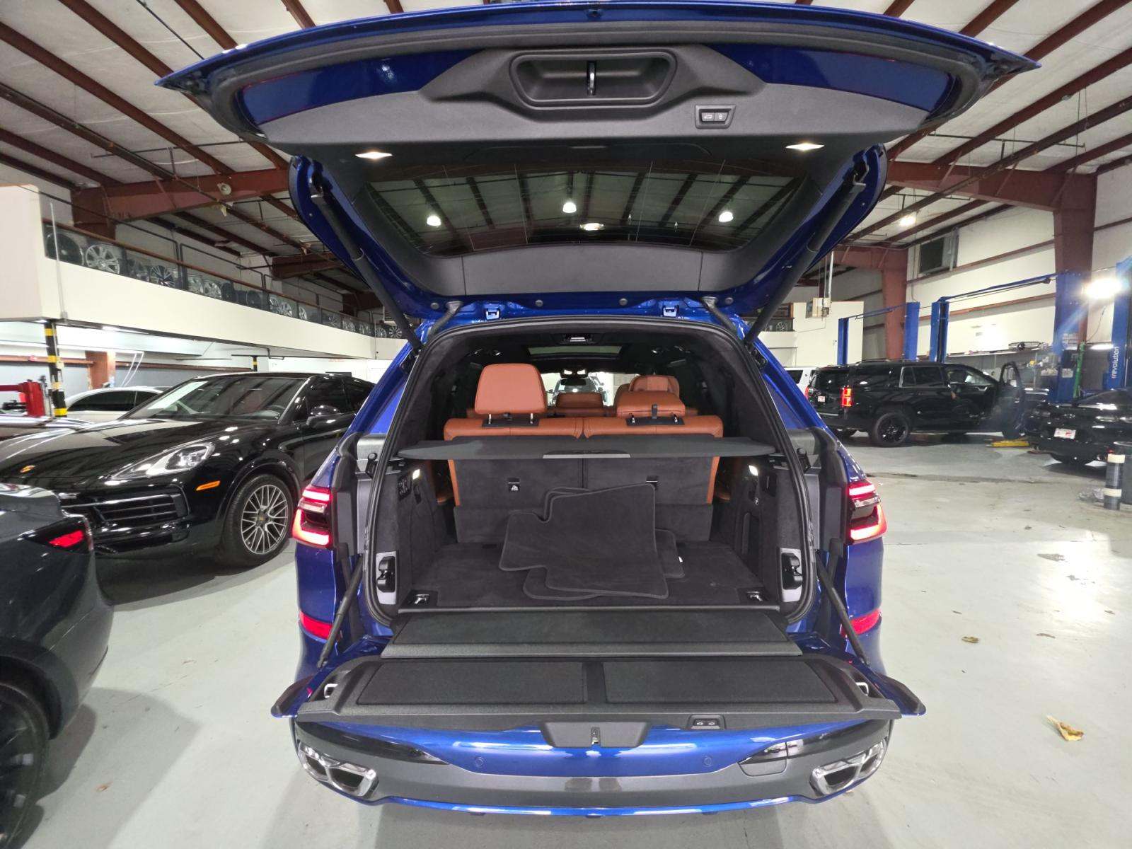 2025 BMW X7 M60i AWD