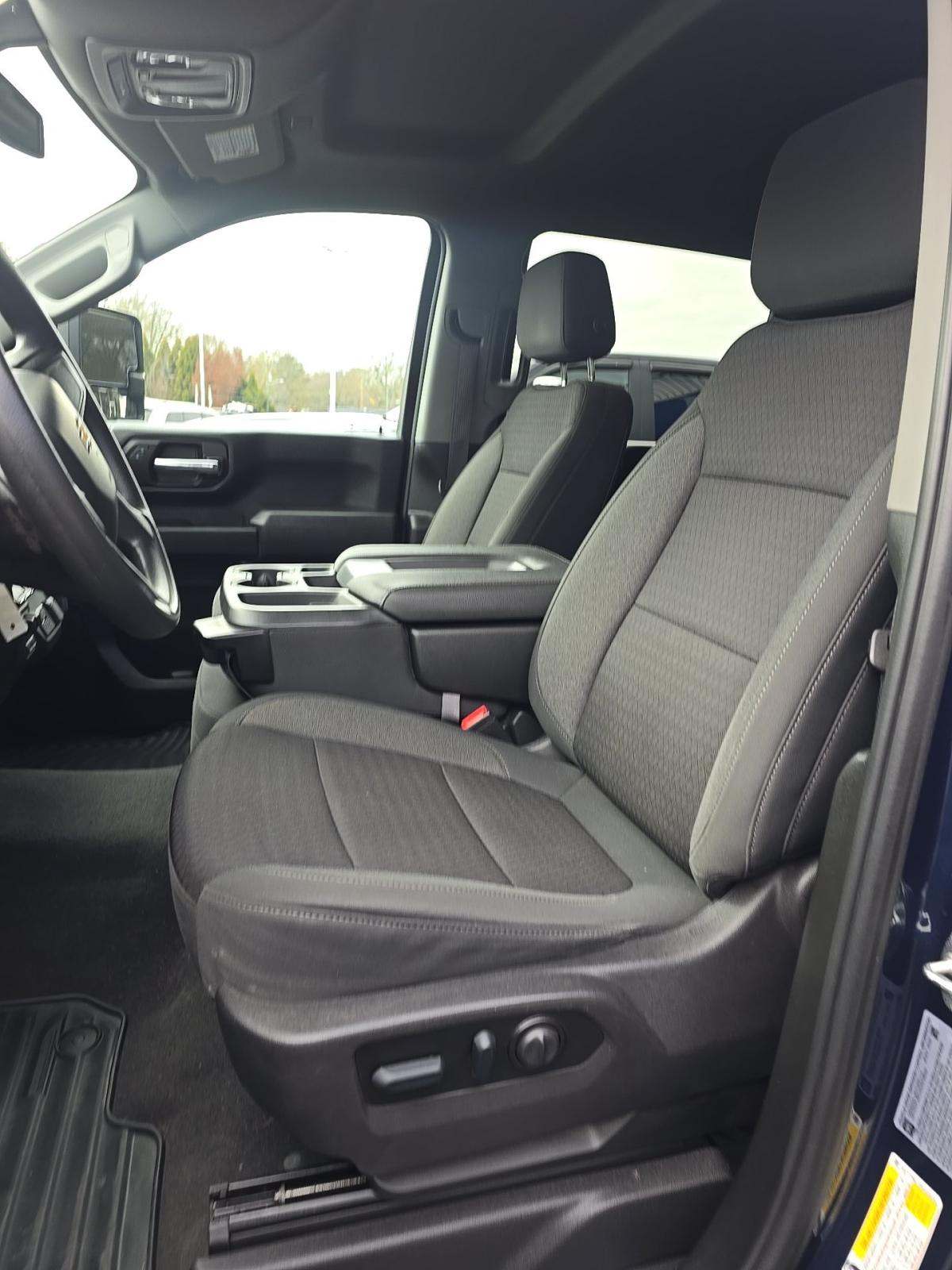 2022 Chevrolet Silverado 2500HD Custom AWD