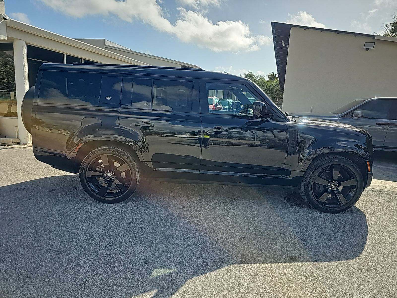 2024 Land Rover Defender 130 X-Dynamic SE AWD