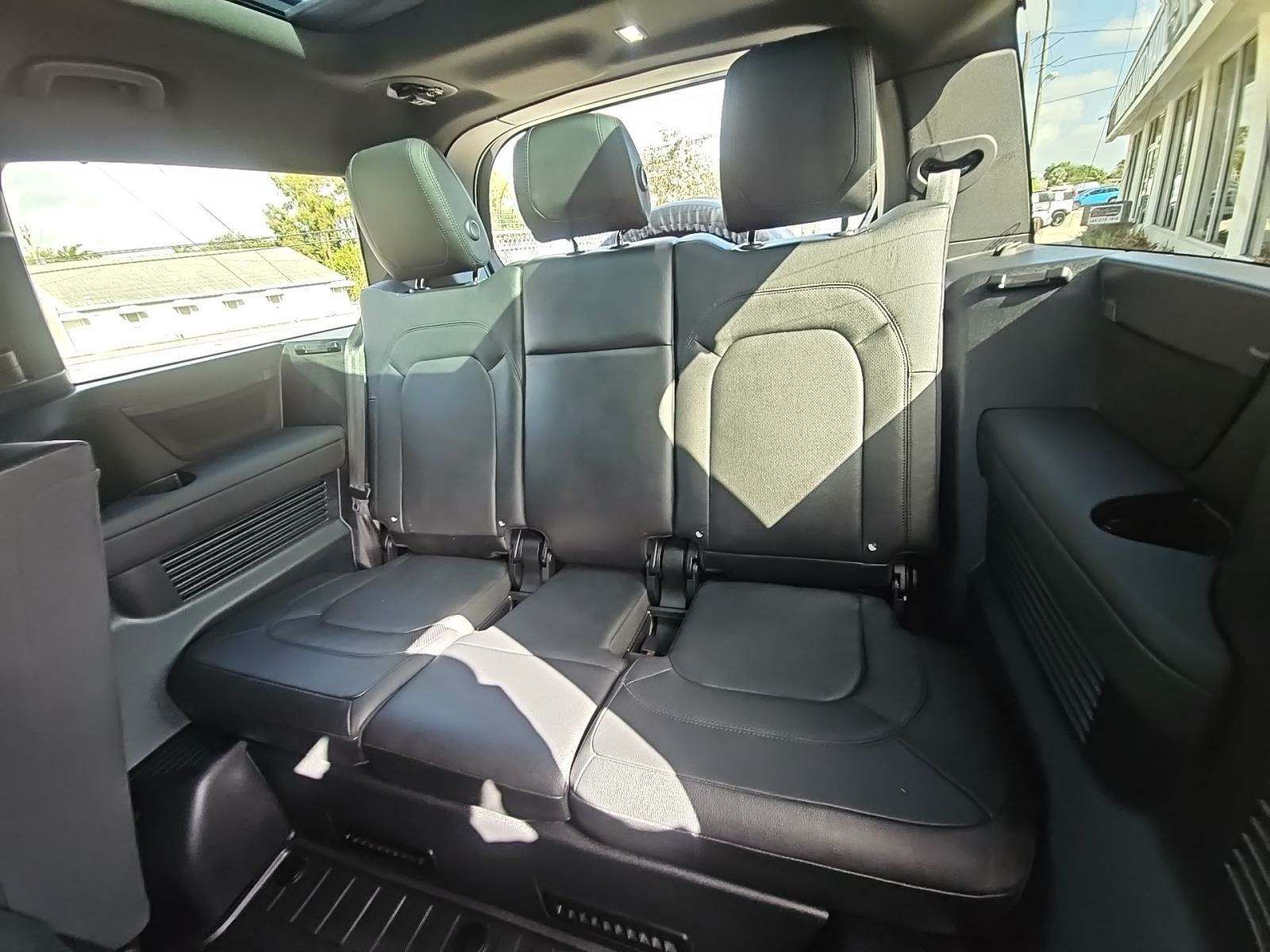 2024 Land Rover Defender 130 X-Dynamic SE AWD