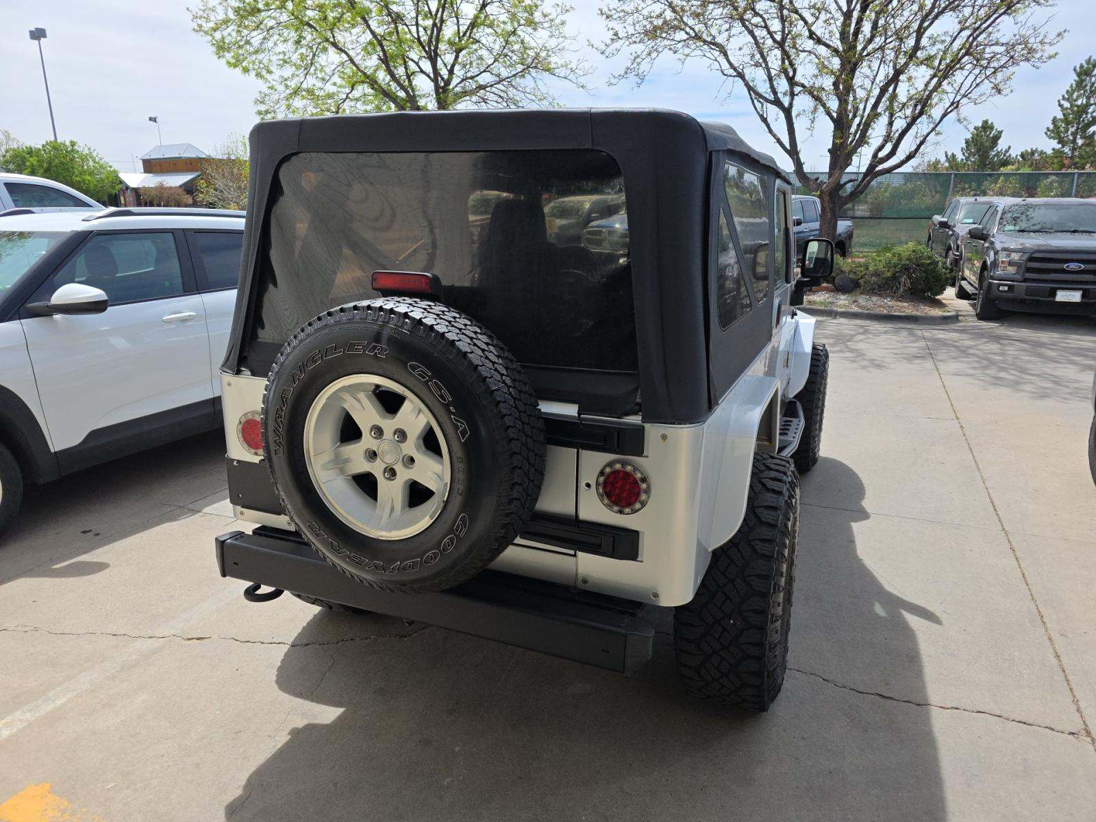 JEEP UNLIMITED LWB - 3