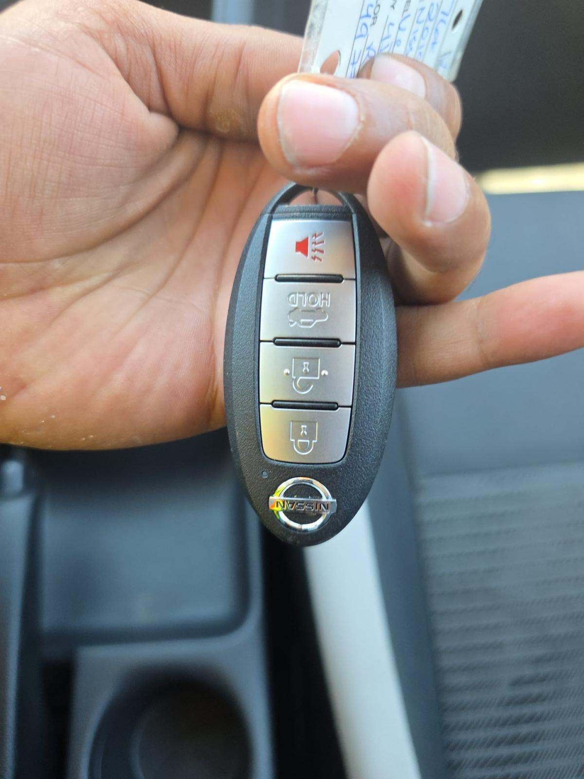 NISSAN VERSA - 4