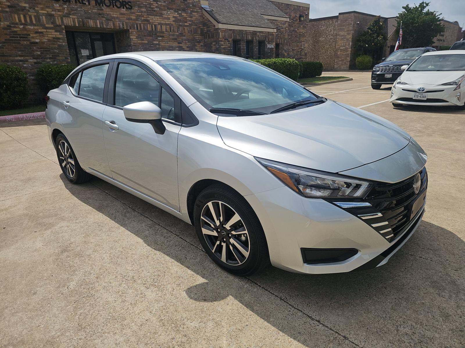 NISSAN VERSA - 4