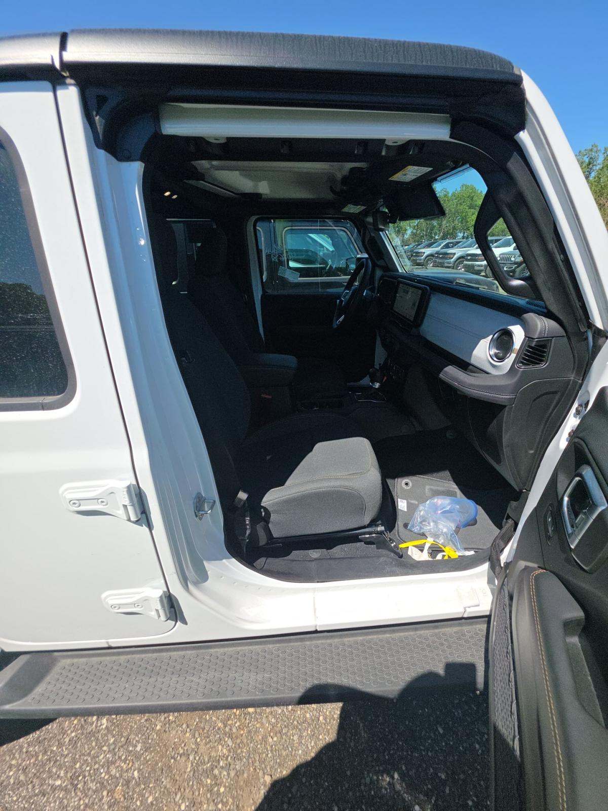 2024 Jeep Wrangler Sahara AWD