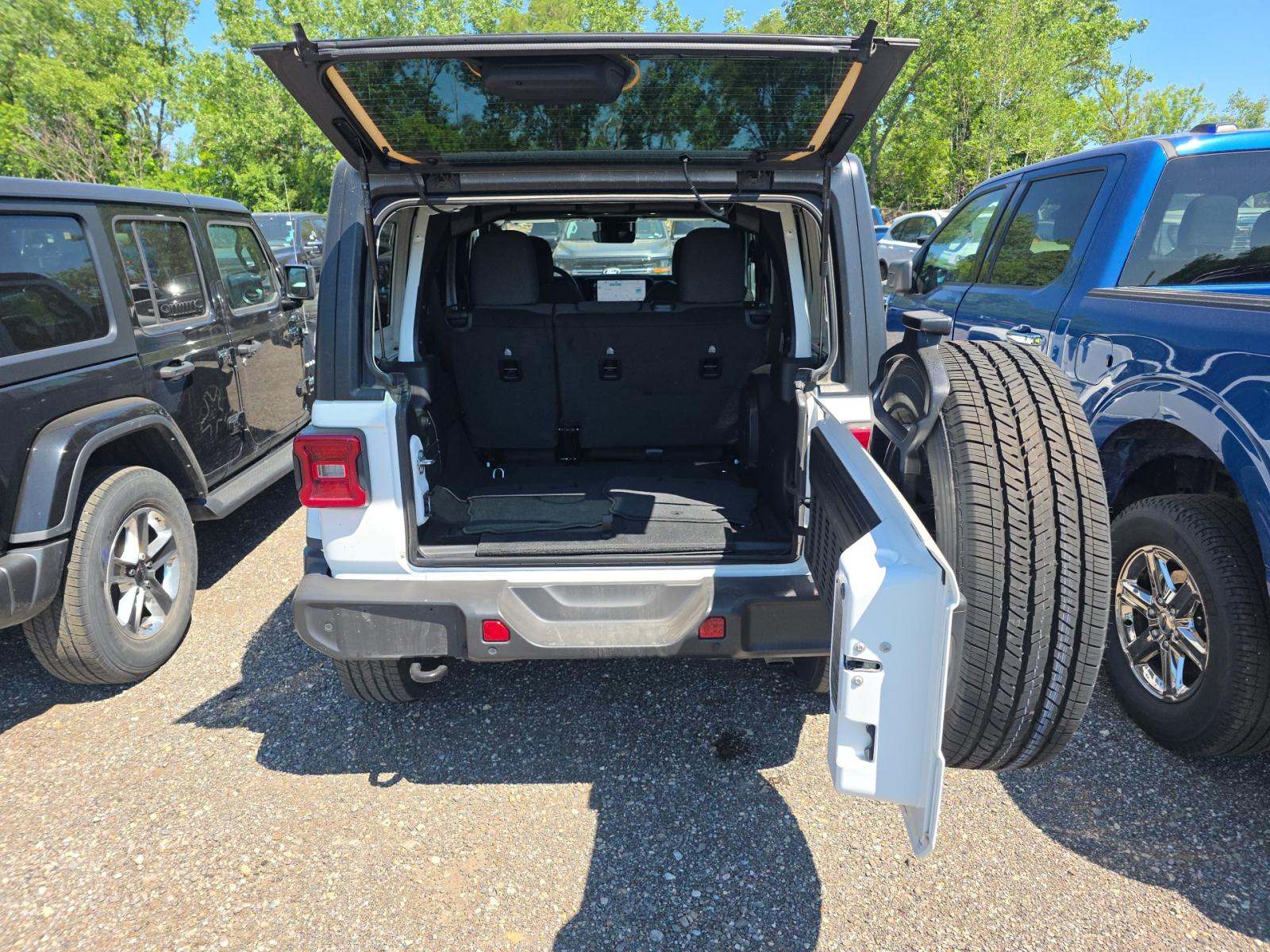2024 Jeep Wrangler Sahara AWD