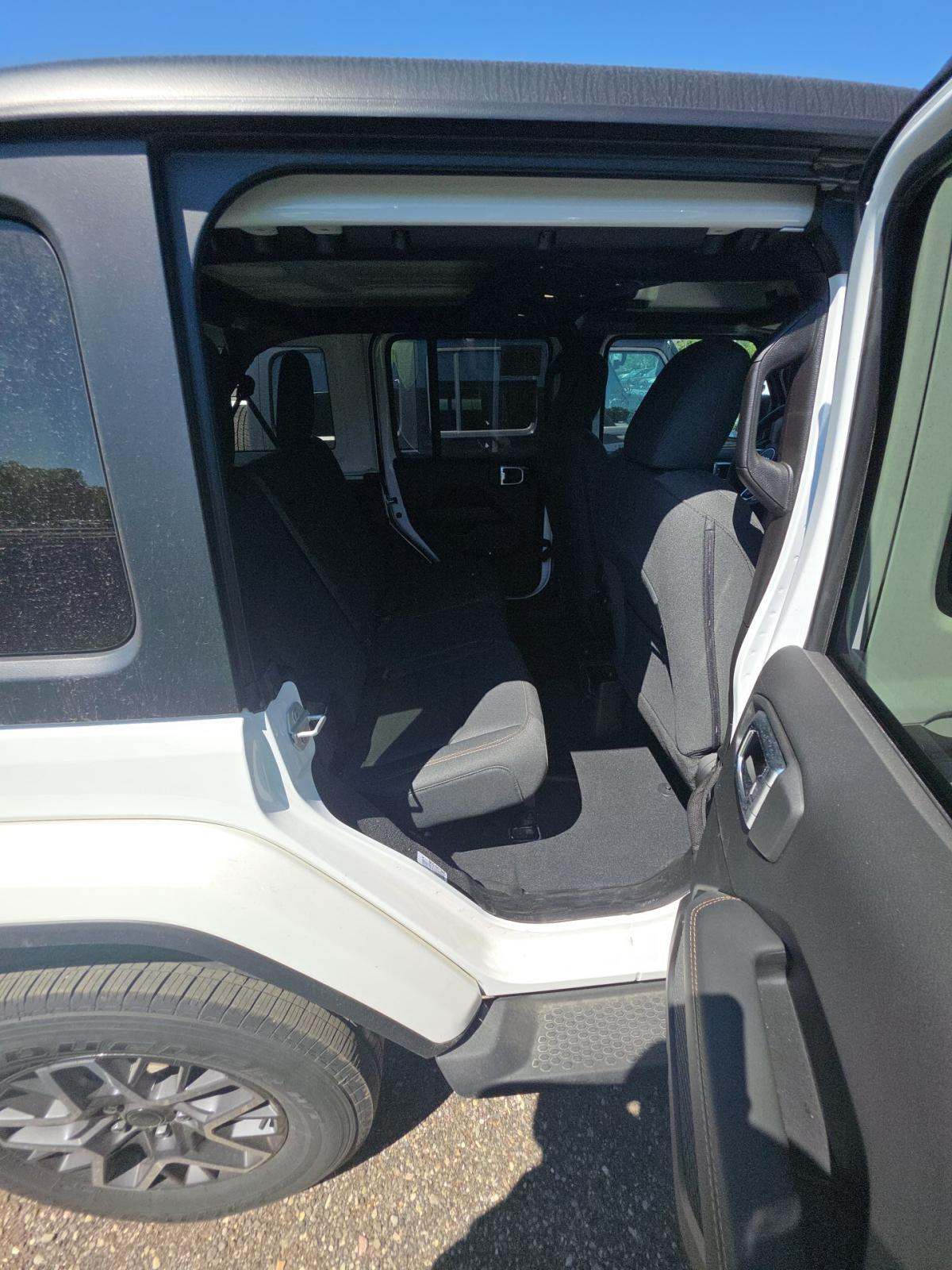 2024 Jeep Wrangler Sahara AWD