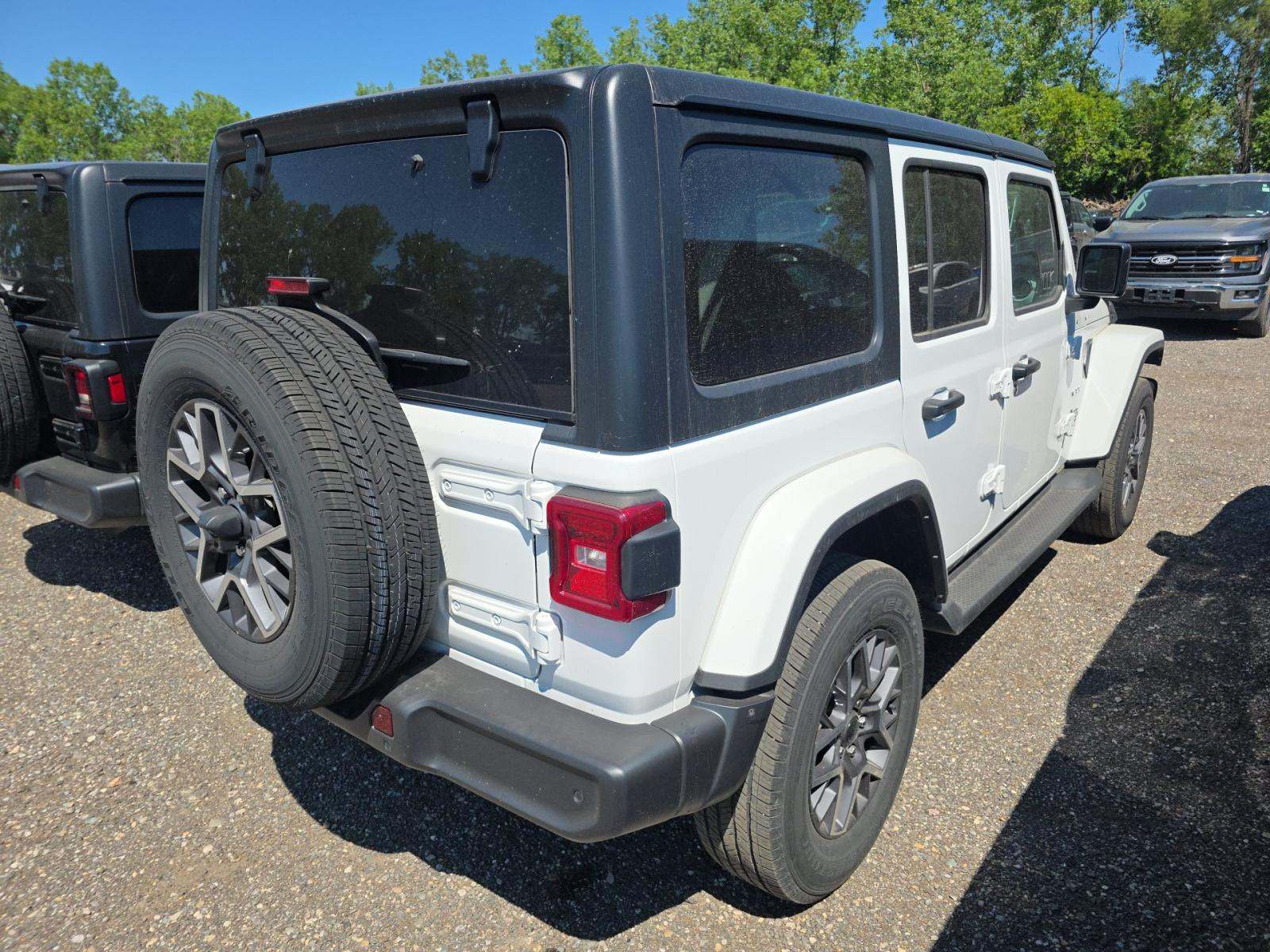 2024 Jeep Wrangler Sahara AWD