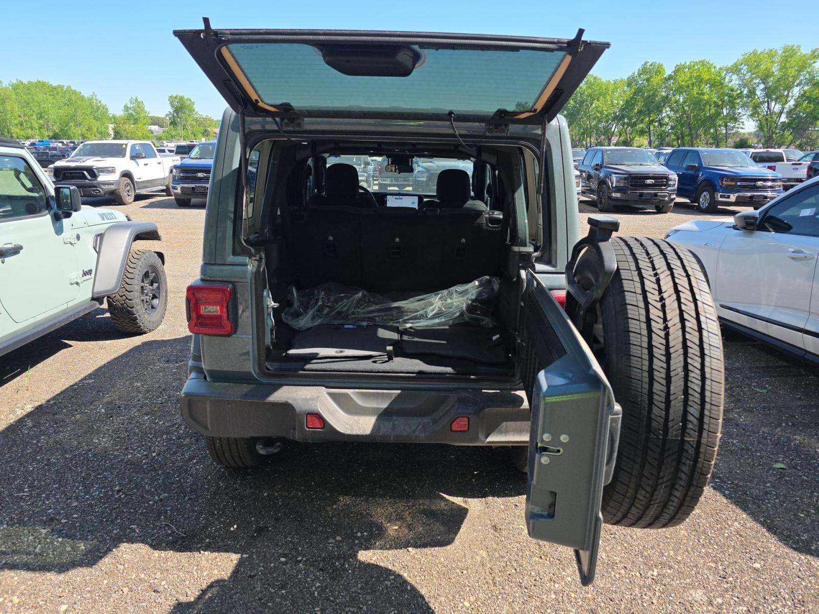 2024 Jeep Wrangler Sahara AWD