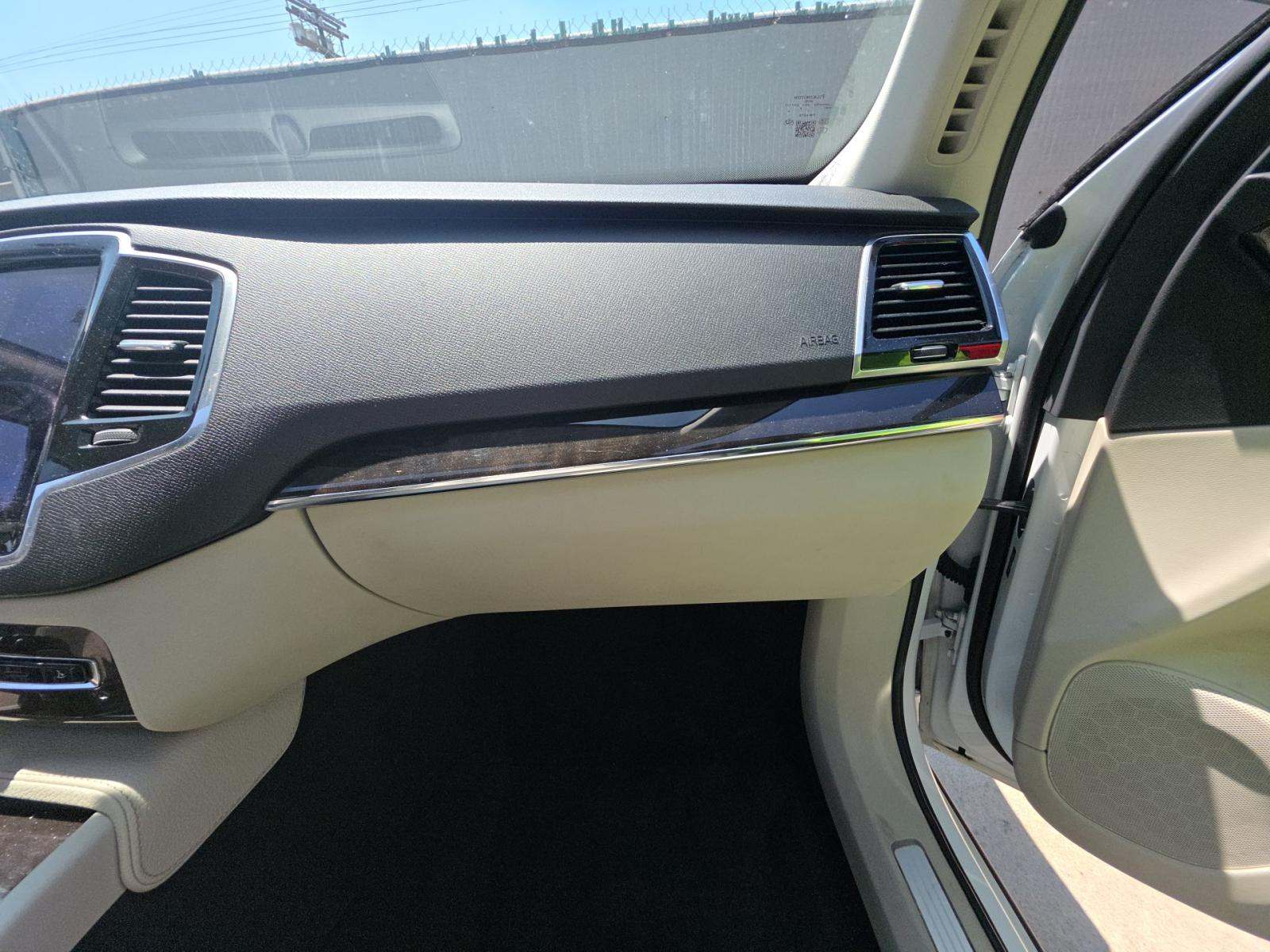 2018 Volvo XC90 T6 Momentum AWD