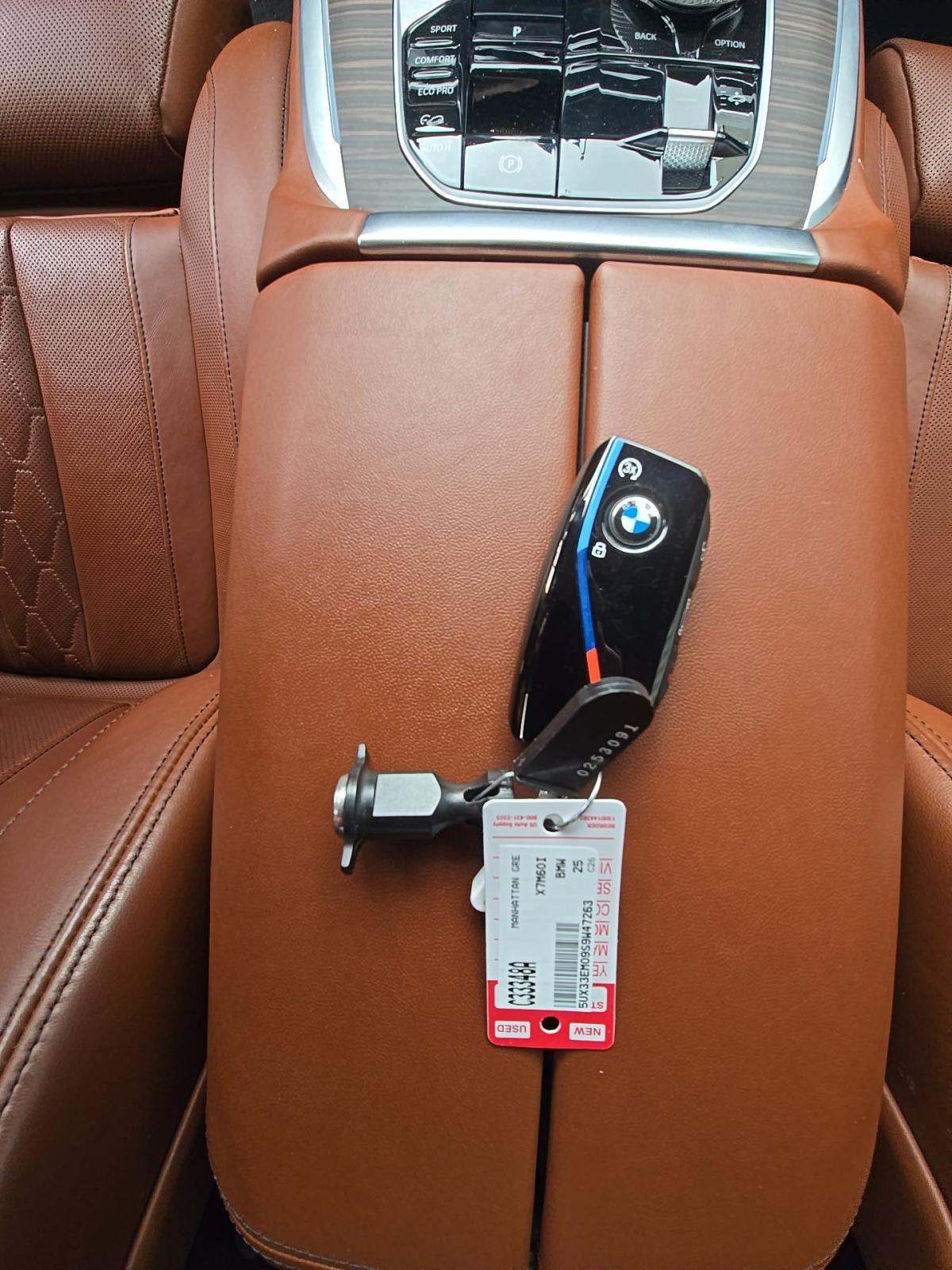 2025 BMW X7 M60i AWD