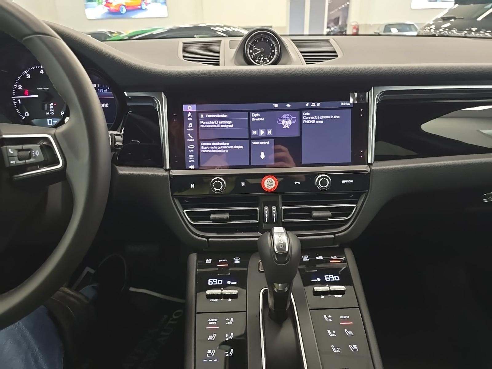 2025 Porsche Macan Base AWD