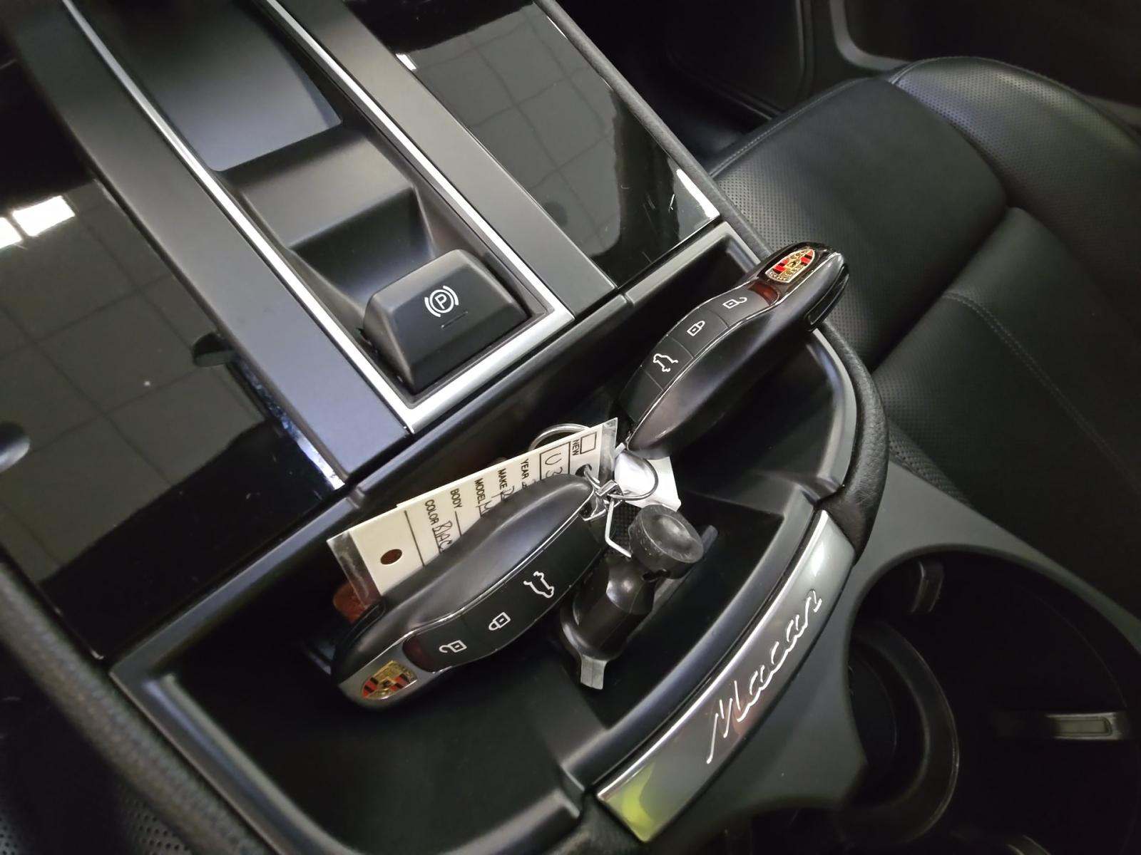 2023 Porsche Macan Base AWD