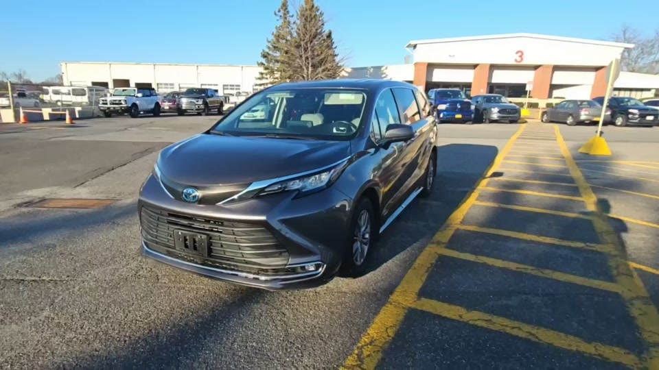 2021 Toyota Sienna XLE 8-Passenger 120.5