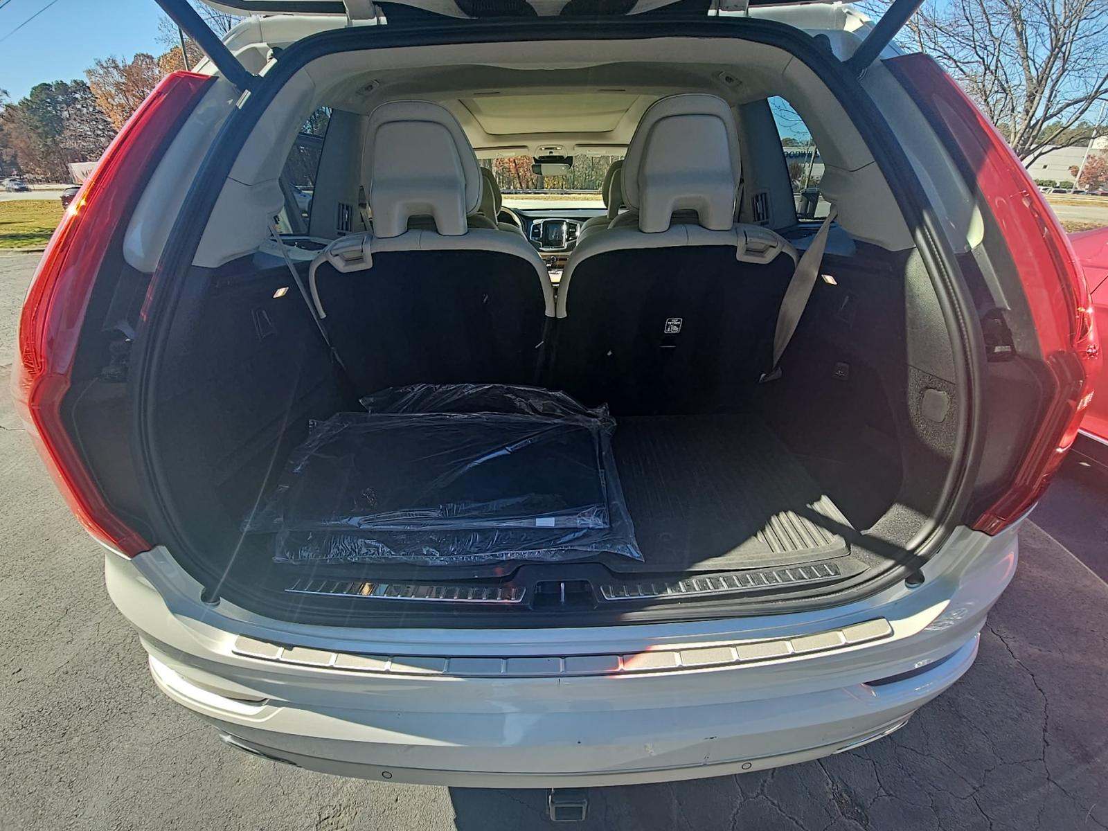 2021 Volvo XC90 T6 Momentum AWD