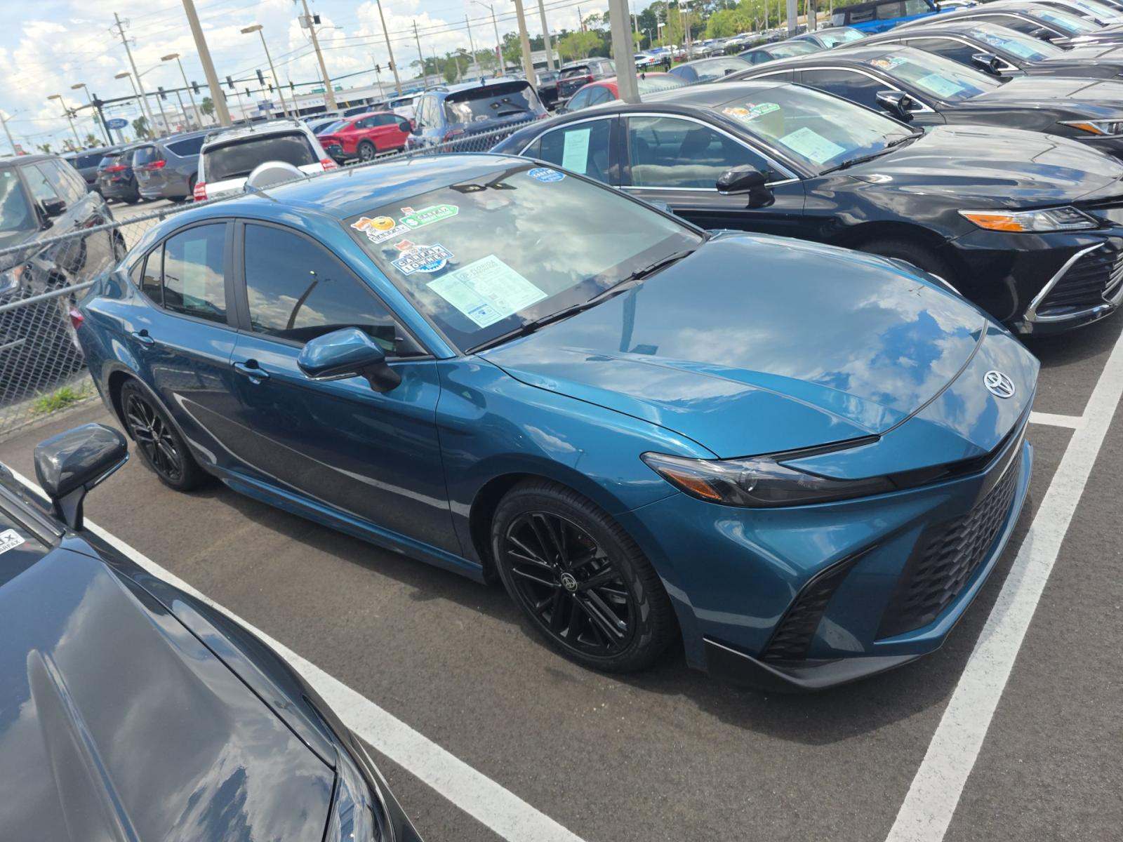 2025 Toyota Camry SE FWD