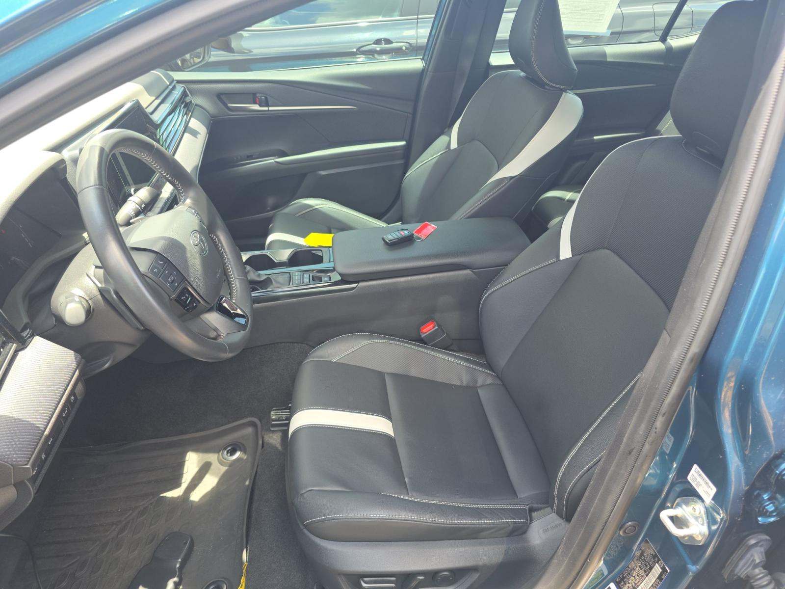 2025 Toyota Camry SE FWD