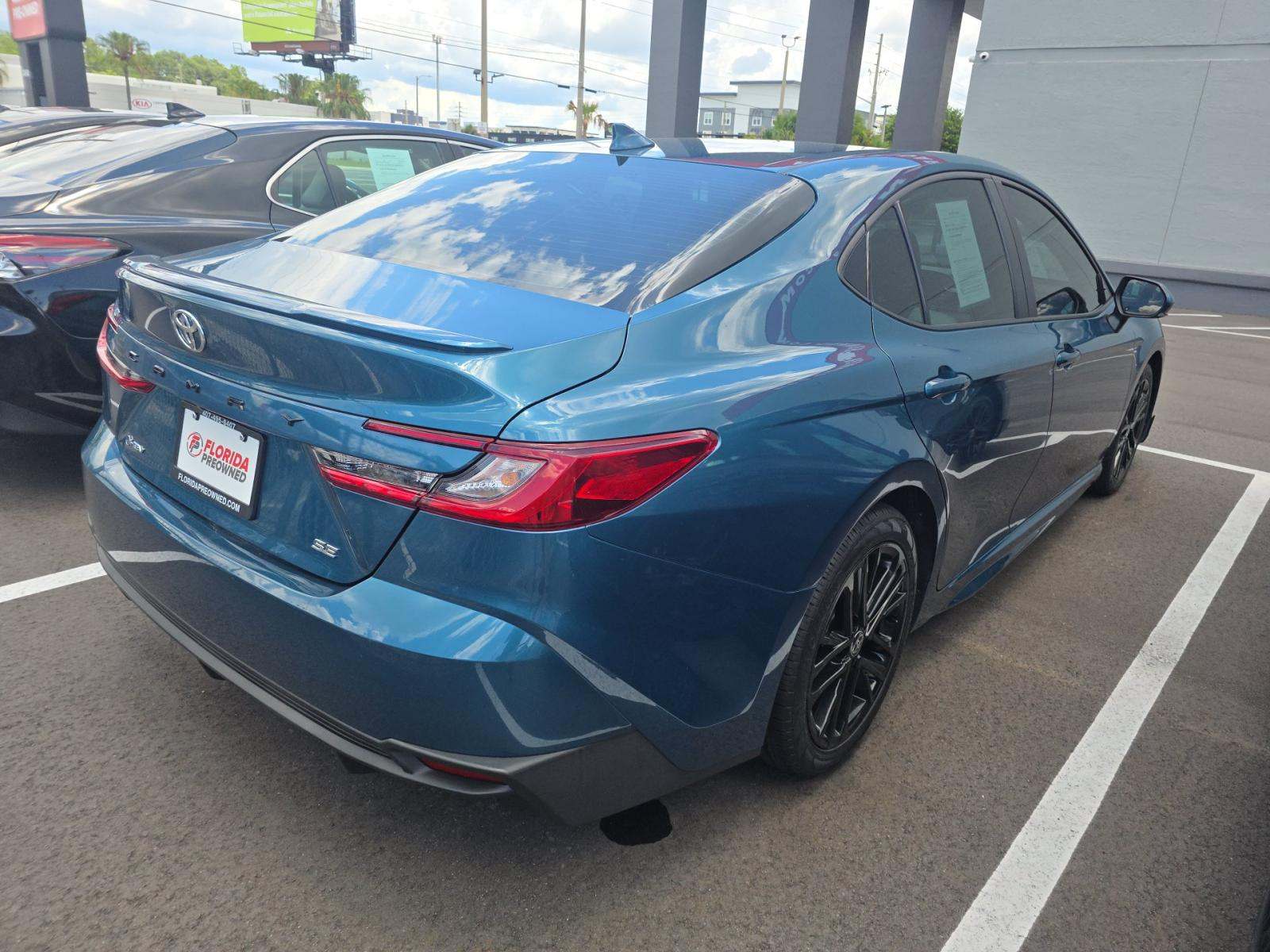 2025 Toyota Camry SE FWD