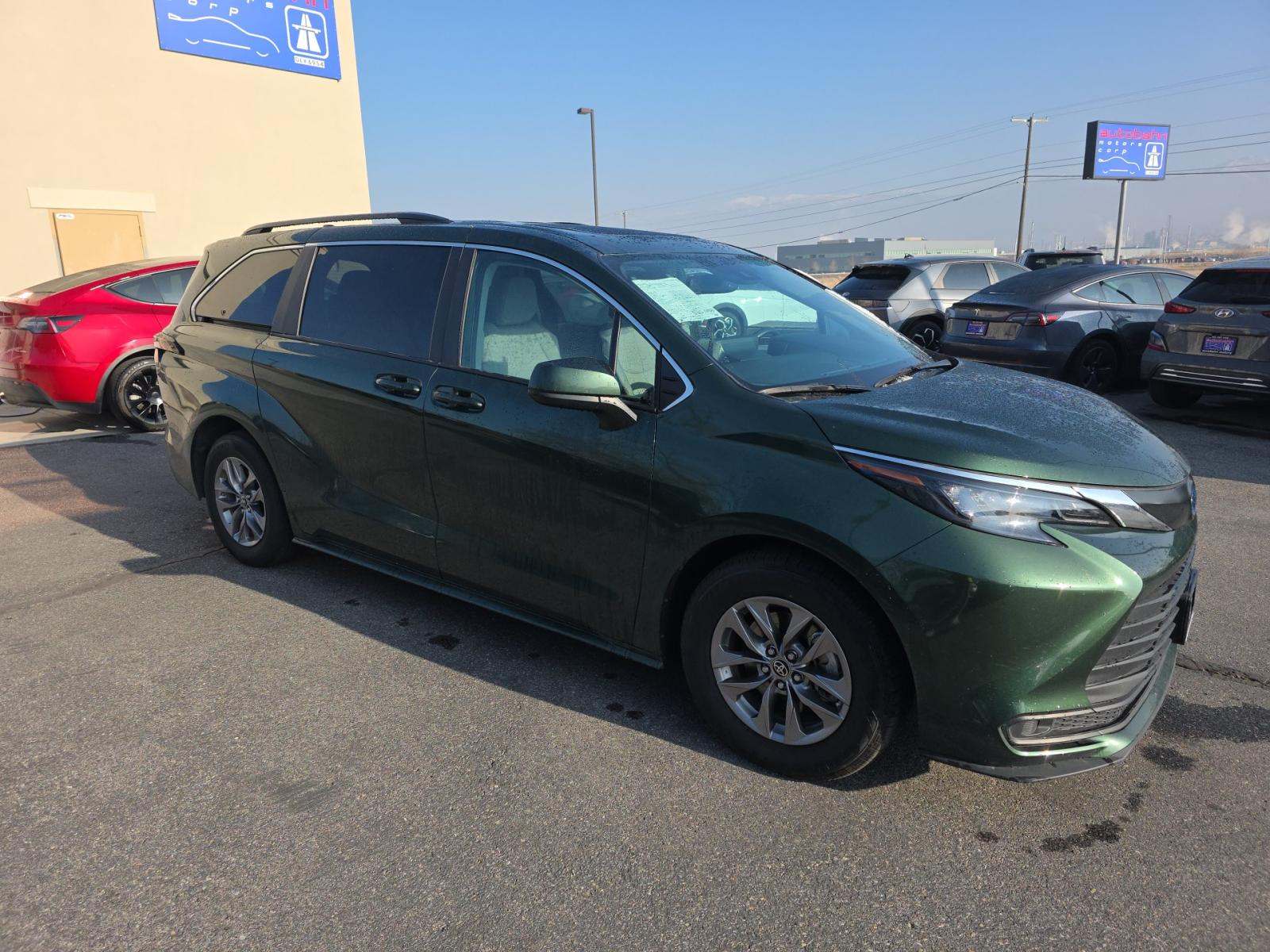 2024 Toyota Sienna LE FWD