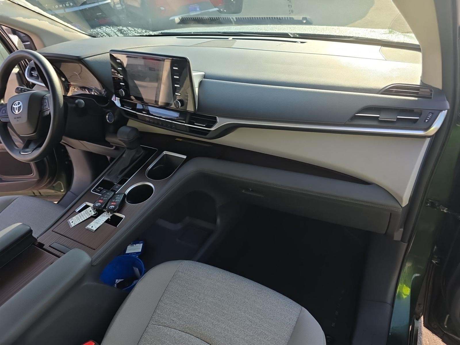 2024 Toyota Sienna LE FWD