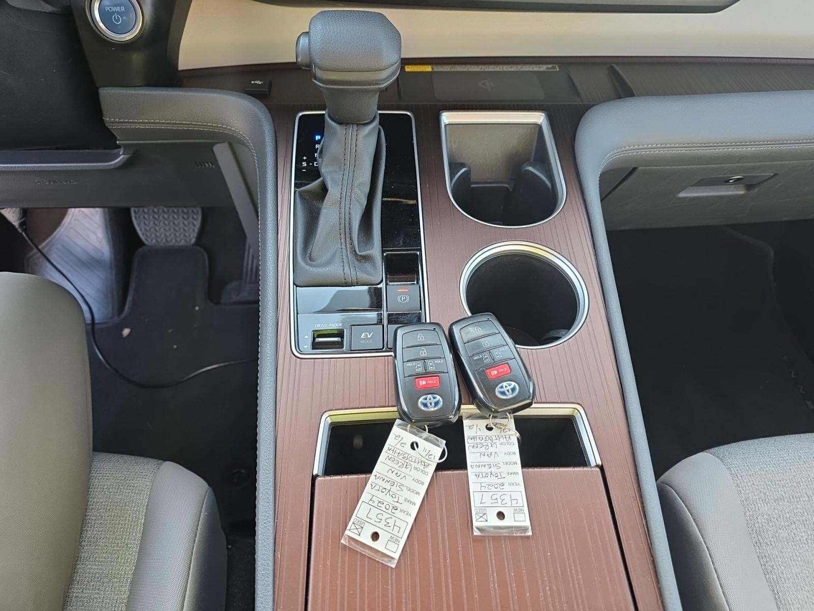 2024 Toyota Sienna LE FWD