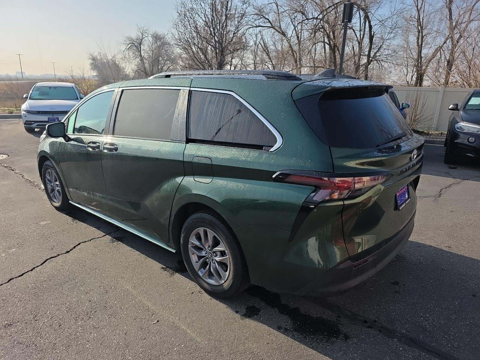 2024 Toyota Sienna LE FWD