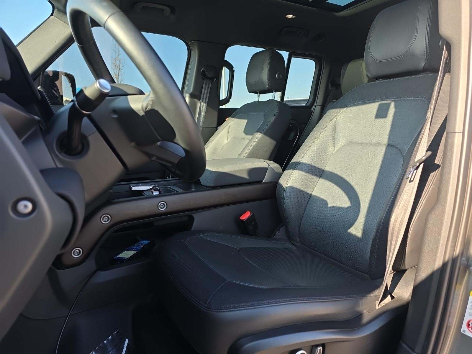 2023 Land Rover Defender 130 X-Dynamic SE AWD