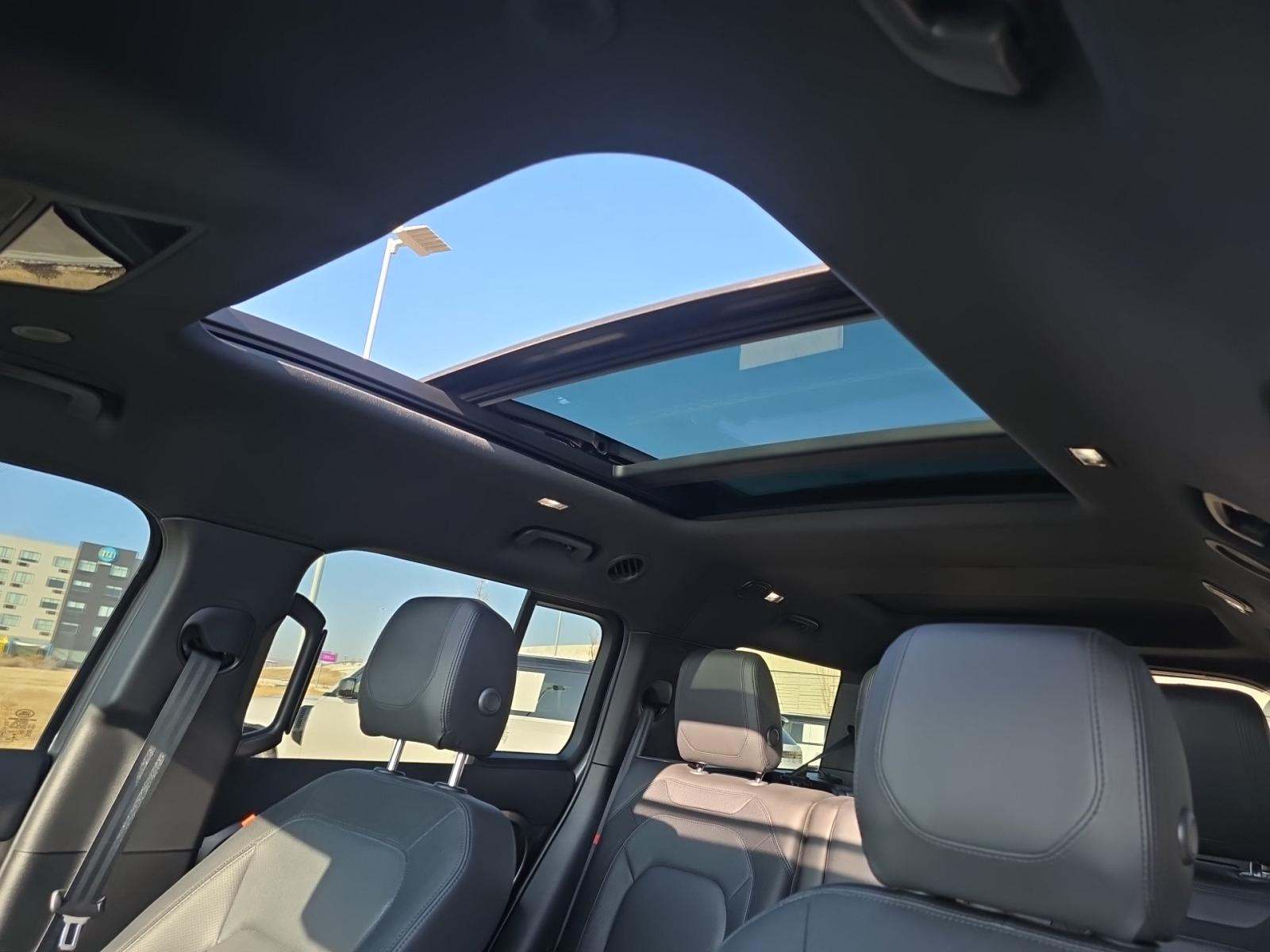 2023 Land Rover Defender 130 X-Dynamic SE AWD