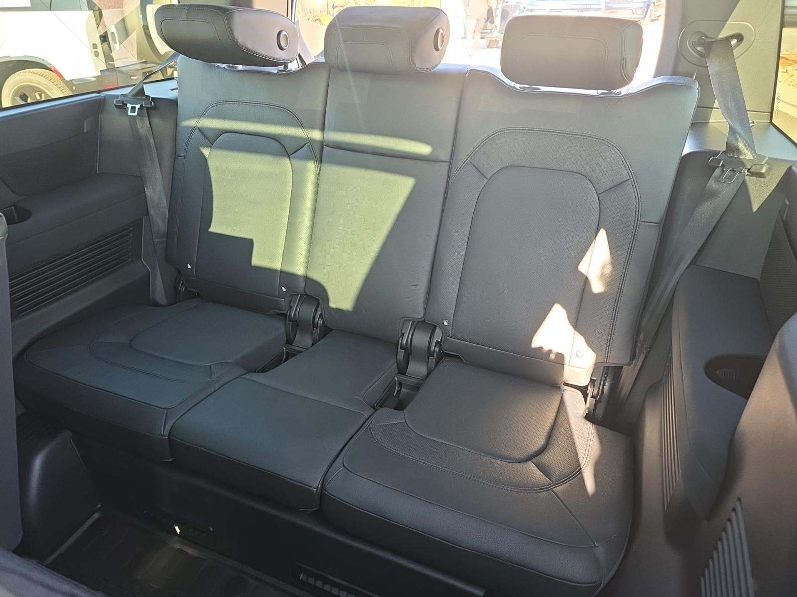 2023 Land Rover Defender 130 X-Dynamic SE AWD