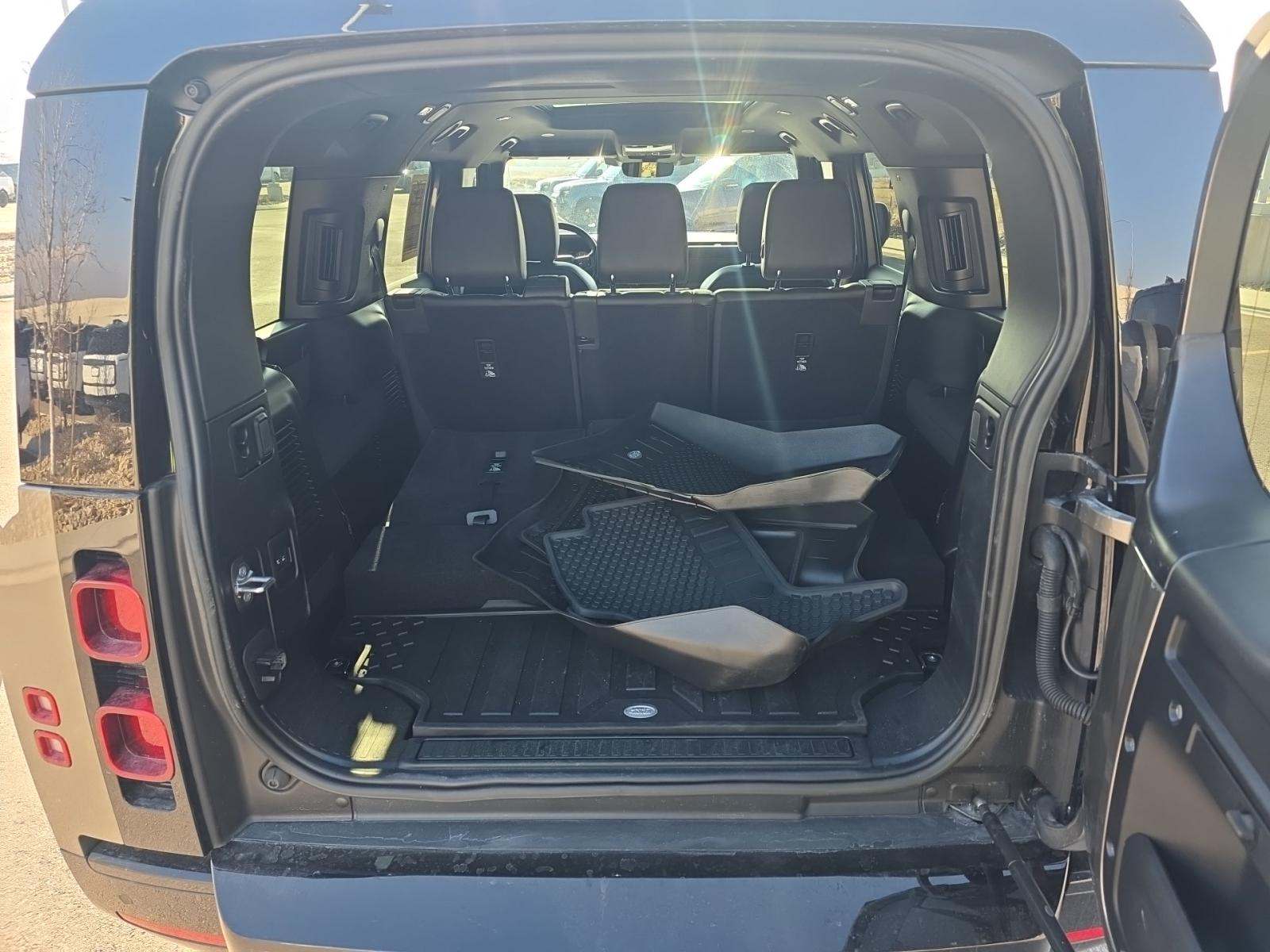 2023 Land Rover Defender 130 X-Dynamic SE AWD