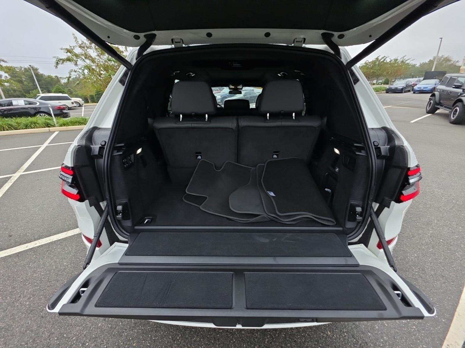 2023 BMW X7 M60i AWD