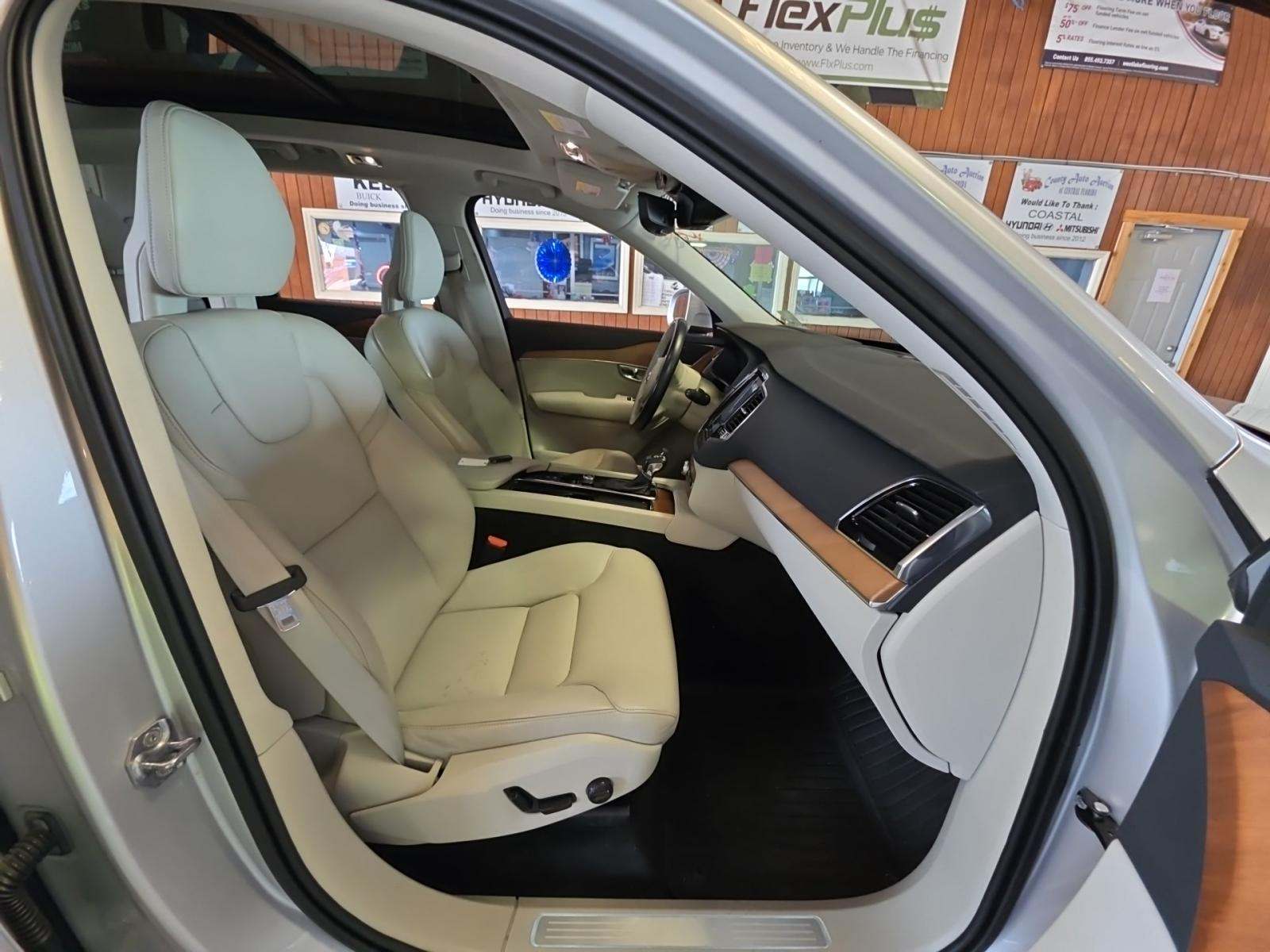 2021 Volvo XC90 T6 Momentum AWD