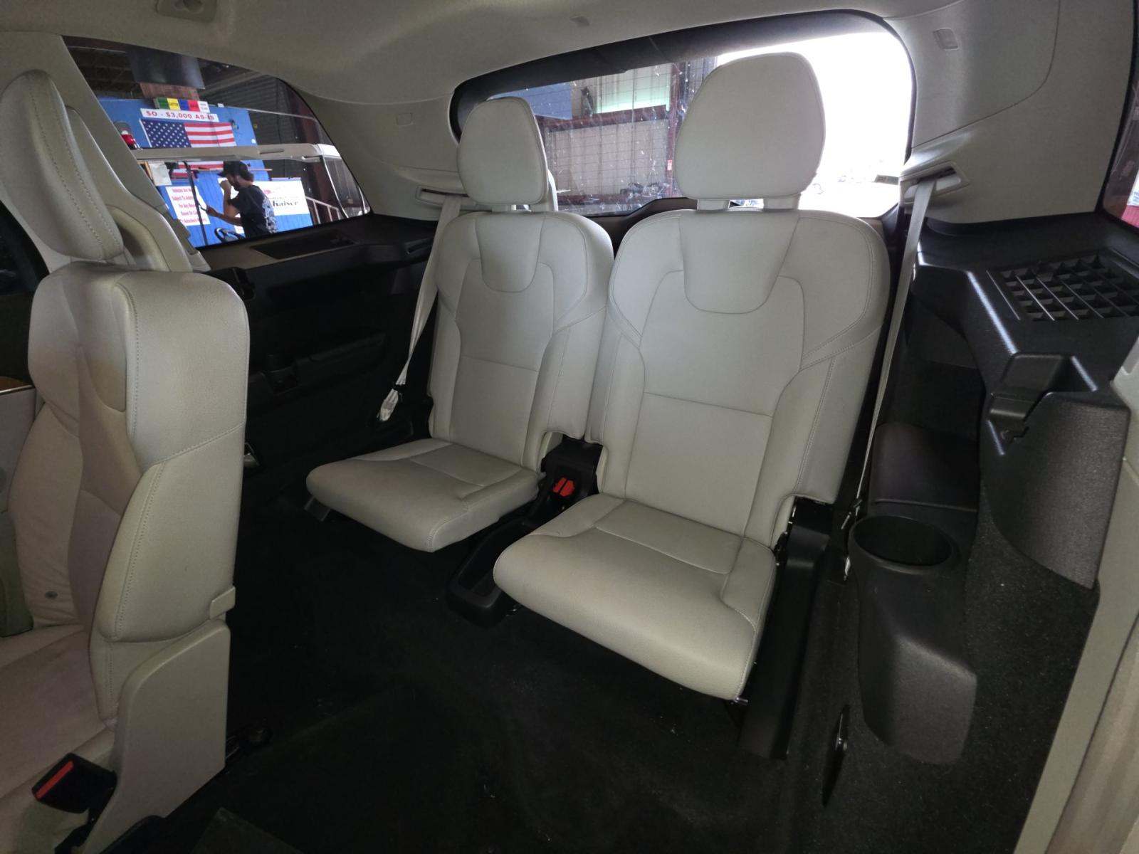 2021 Volvo XC90 T6 Momentum AWD