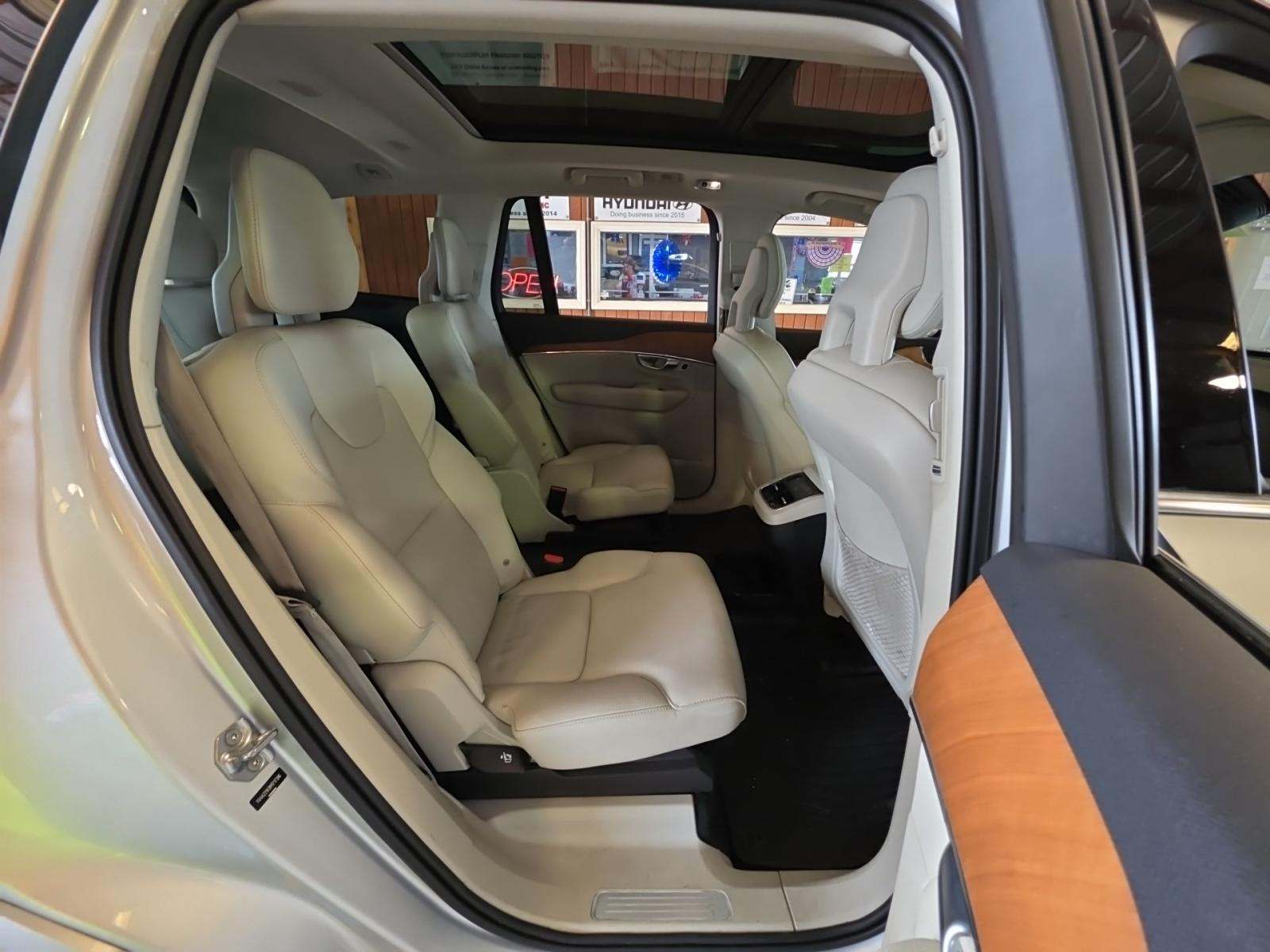 2021 Volvo XC90 T6 Momentum AWD