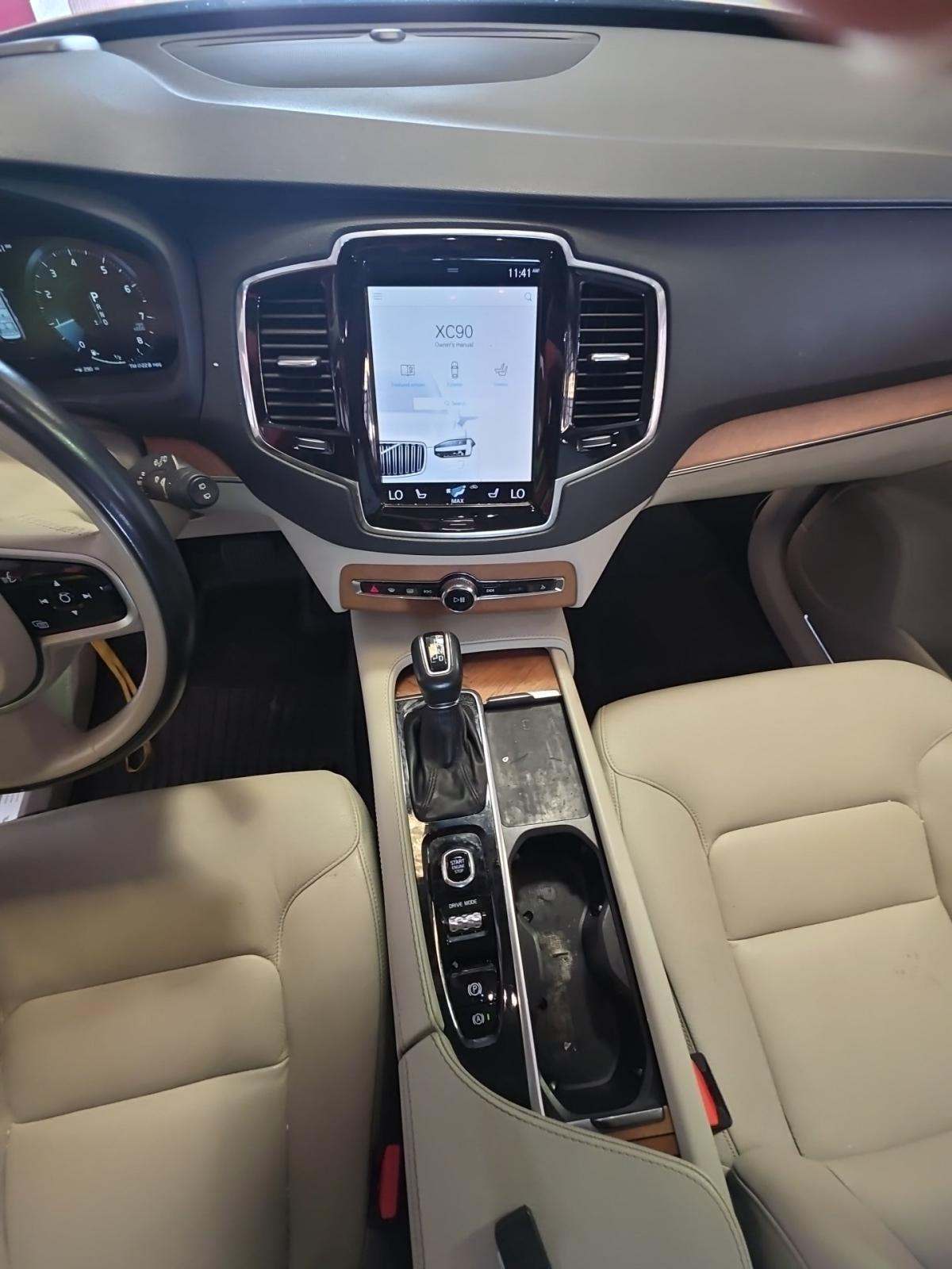 2021 Volvo XC90 T6 Momentum AWD