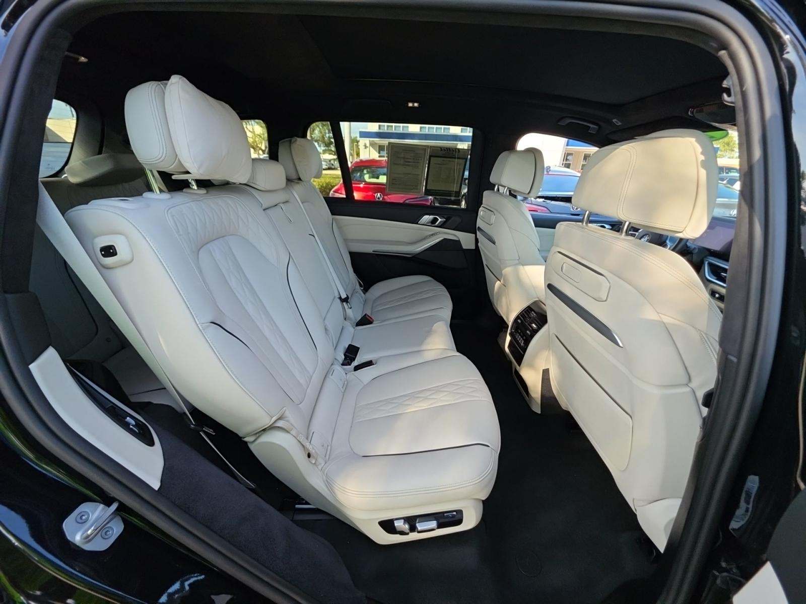 2025 BMW X7 M60i AWD