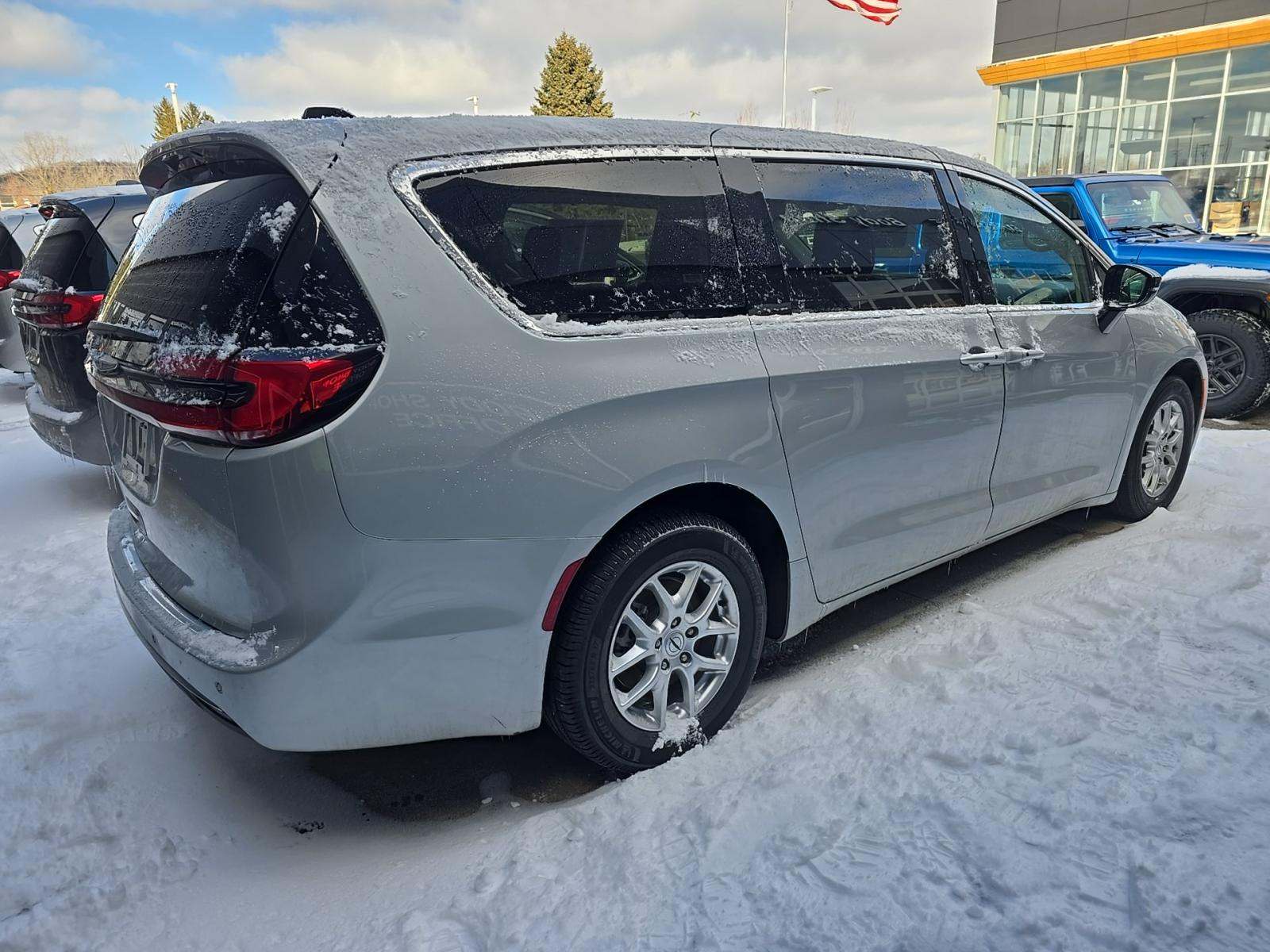 2024 Chrysler Pacifica Touring L FWD
