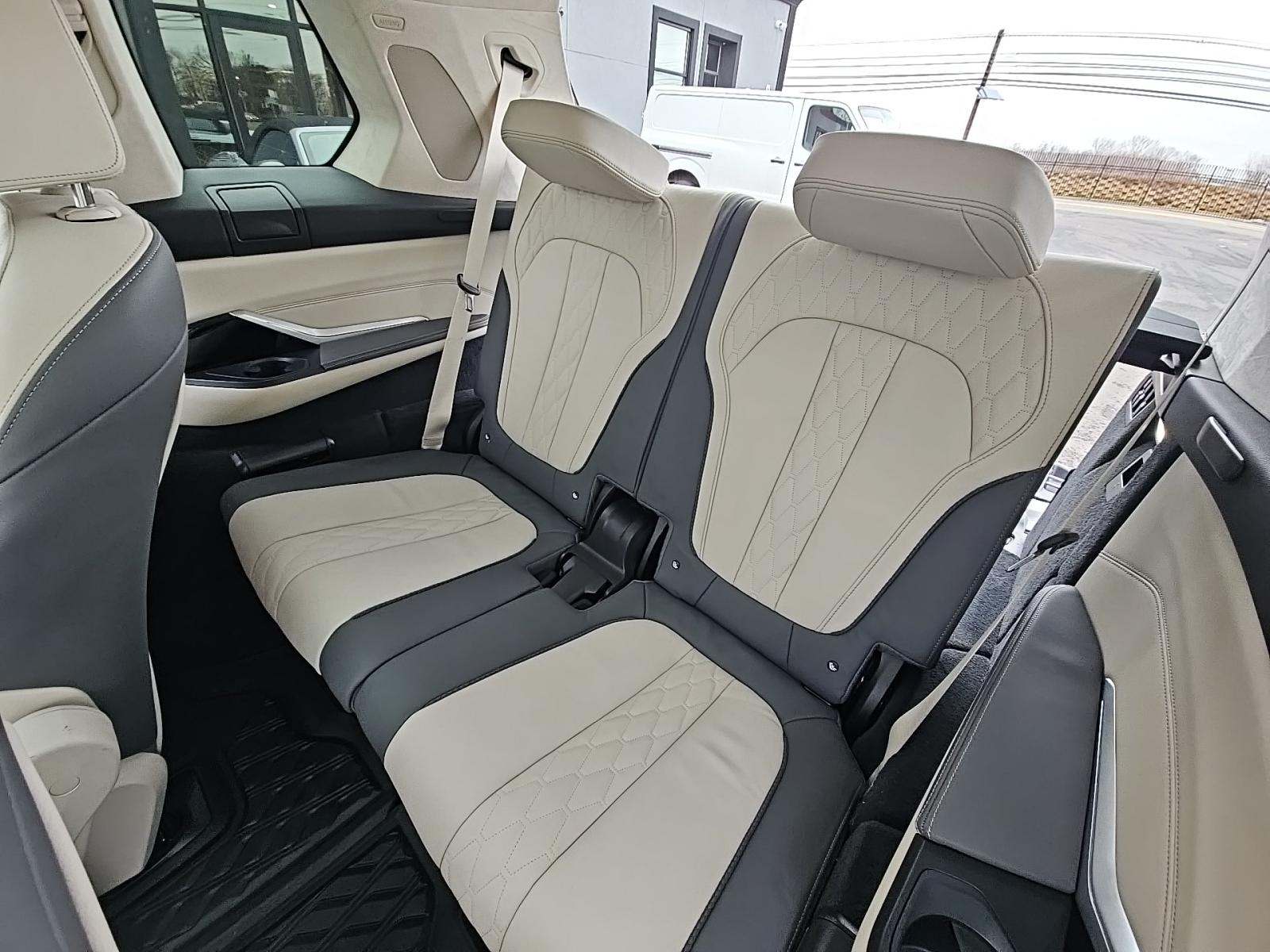 2023 BMW X7 M60i AWD