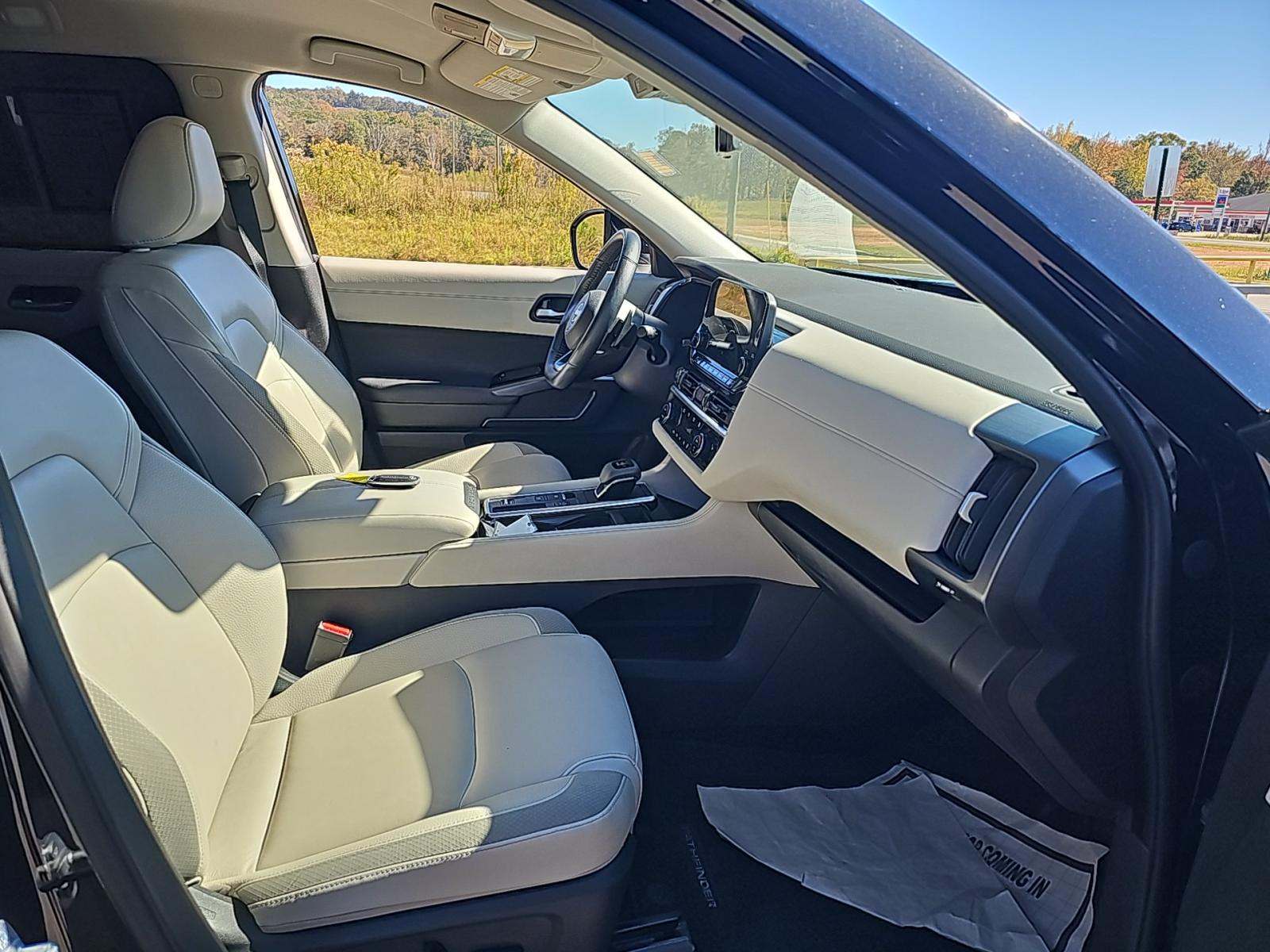 2024 Nissan Pathfinder SL FWD