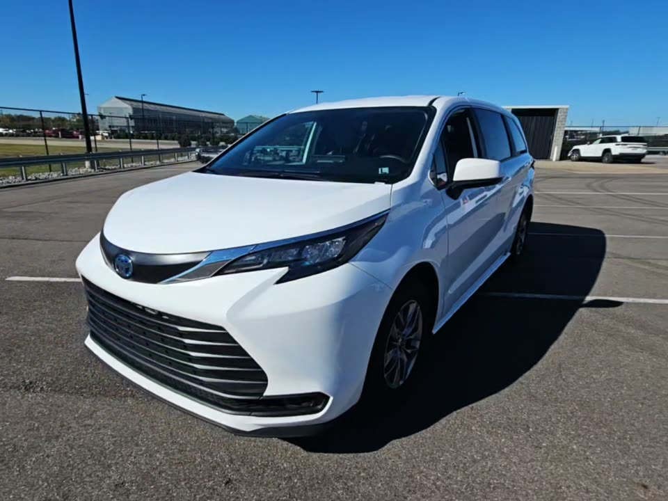 2025 Toyota Sienna LE FWD