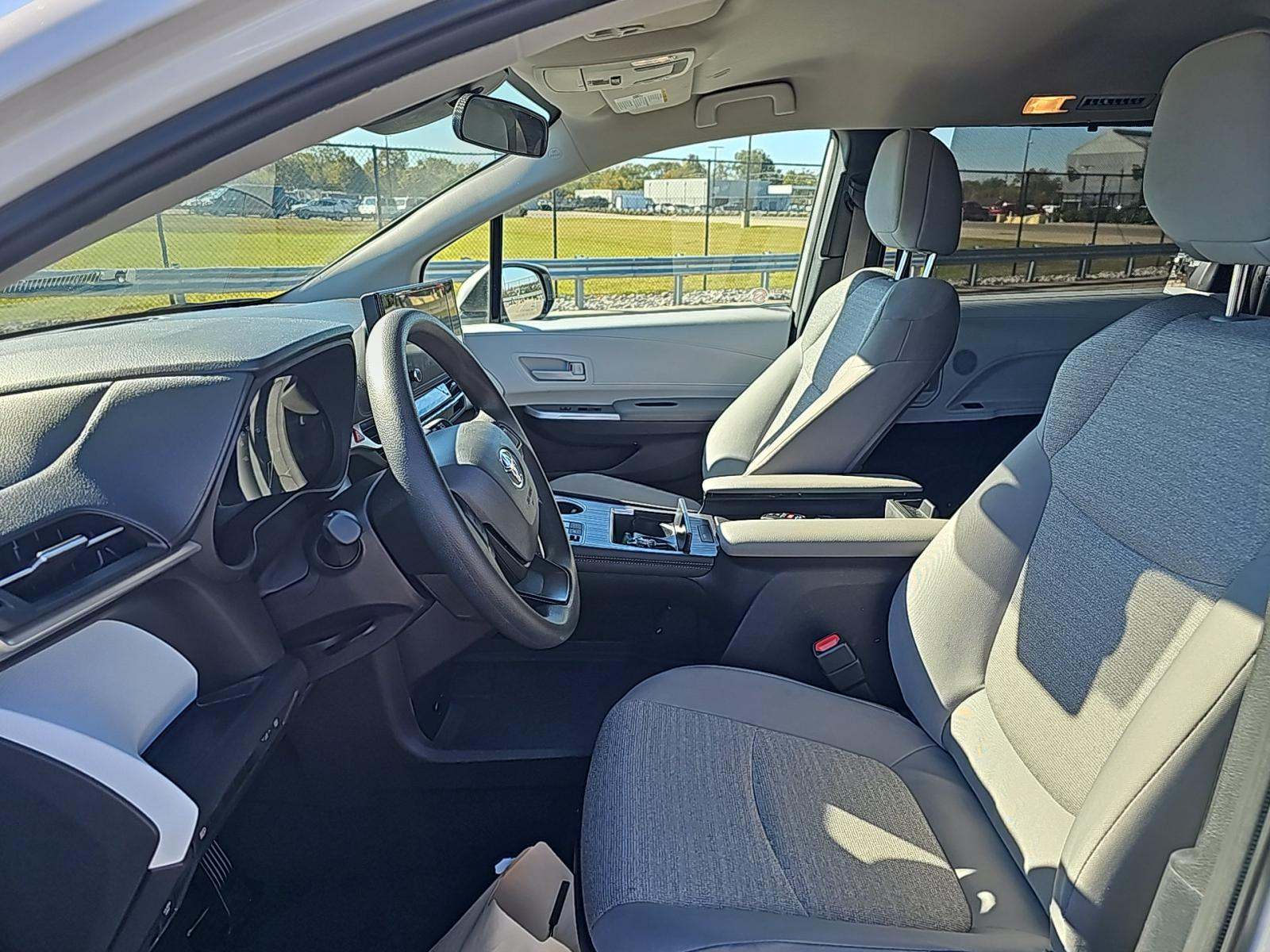 2025 Toyota Sienna LE FWD