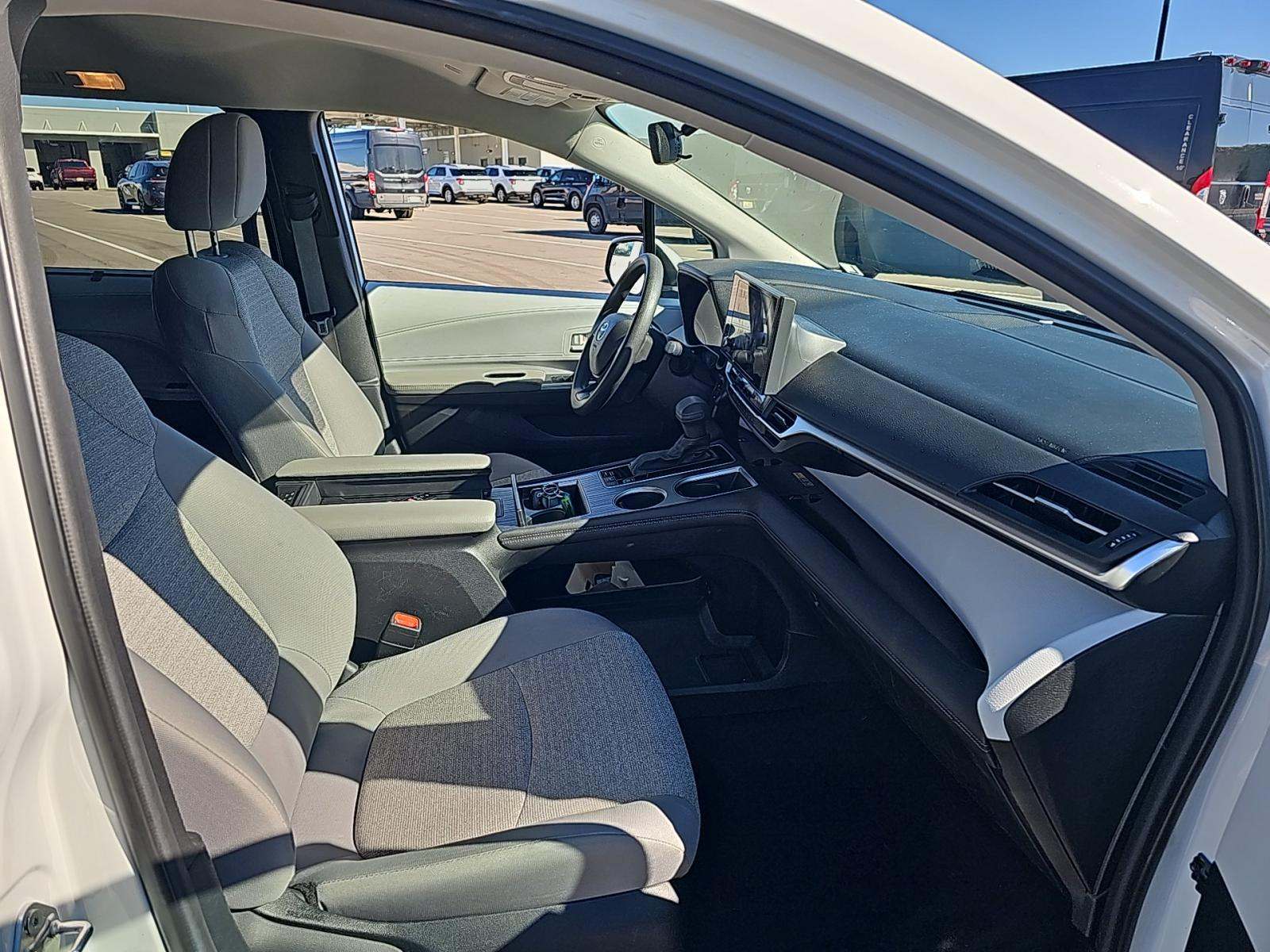 2025 Toyota Sienna LE FWD