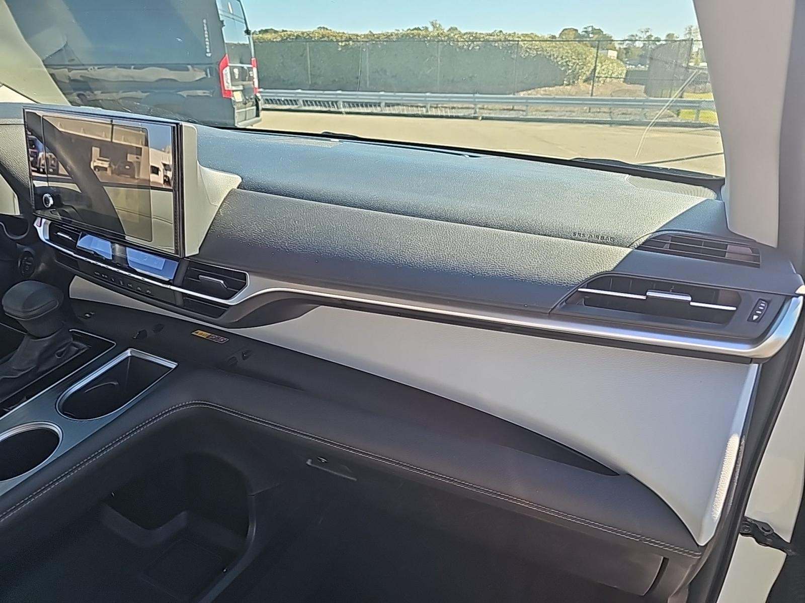 2025 Toyota Sienna LE FWD